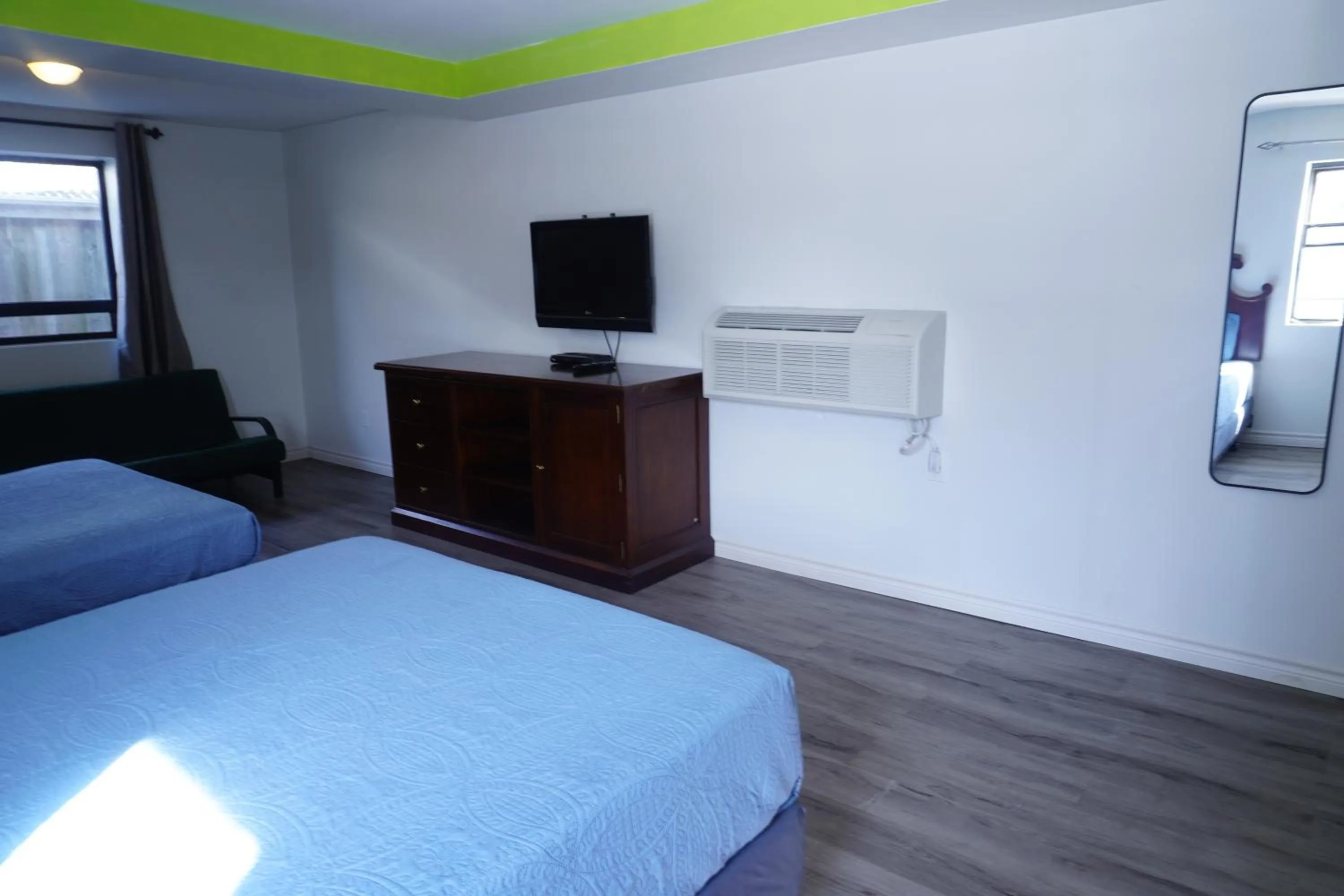 Bed in Crestwood Motel