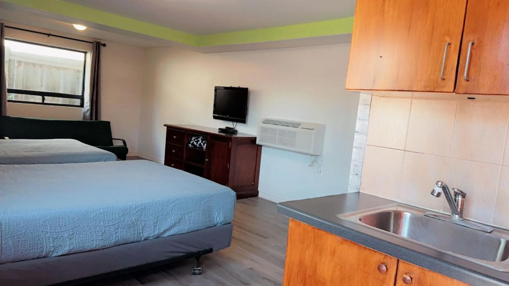 Bed in Crestwood Motel