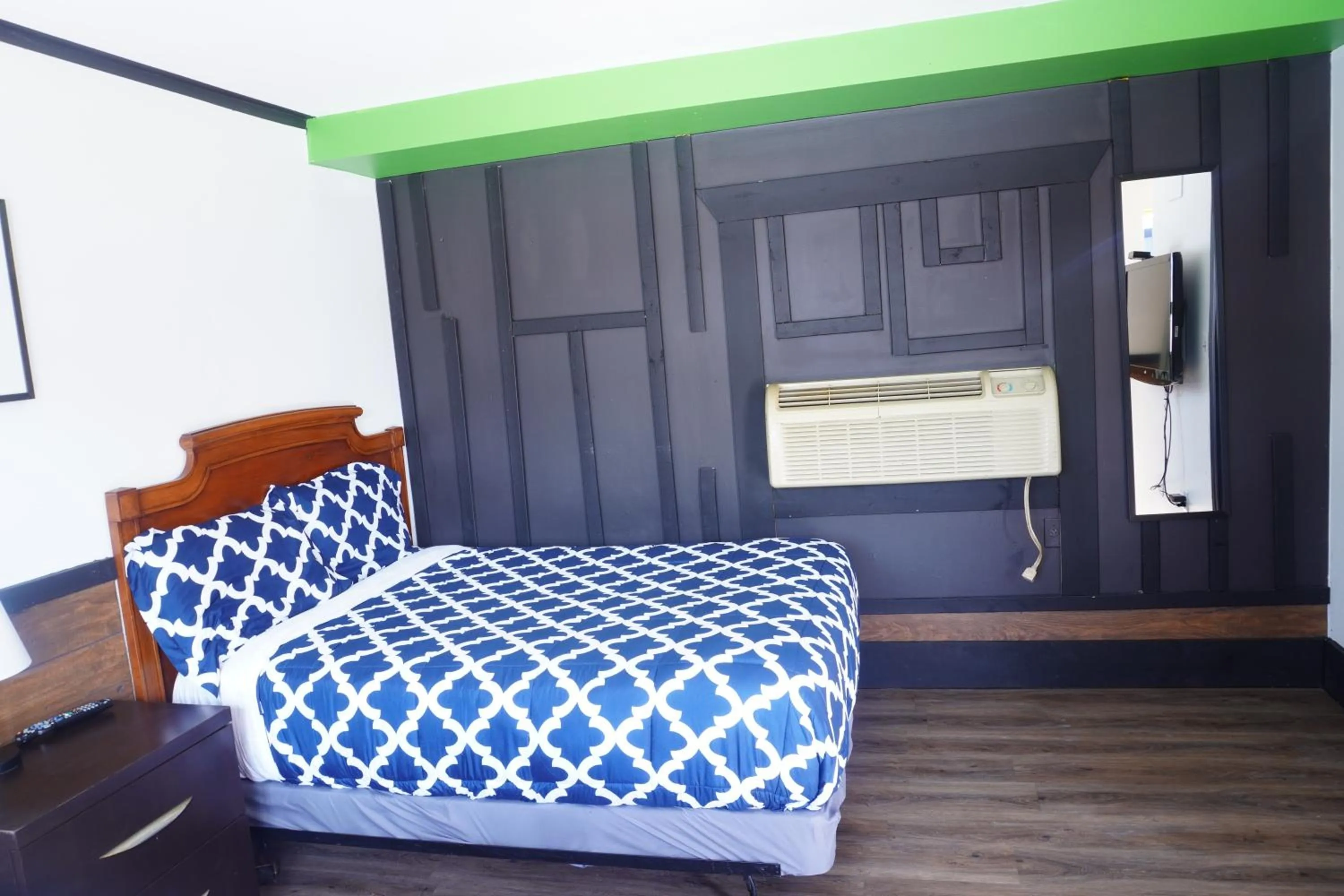 air conditioner, Bed in Crestwood Motel