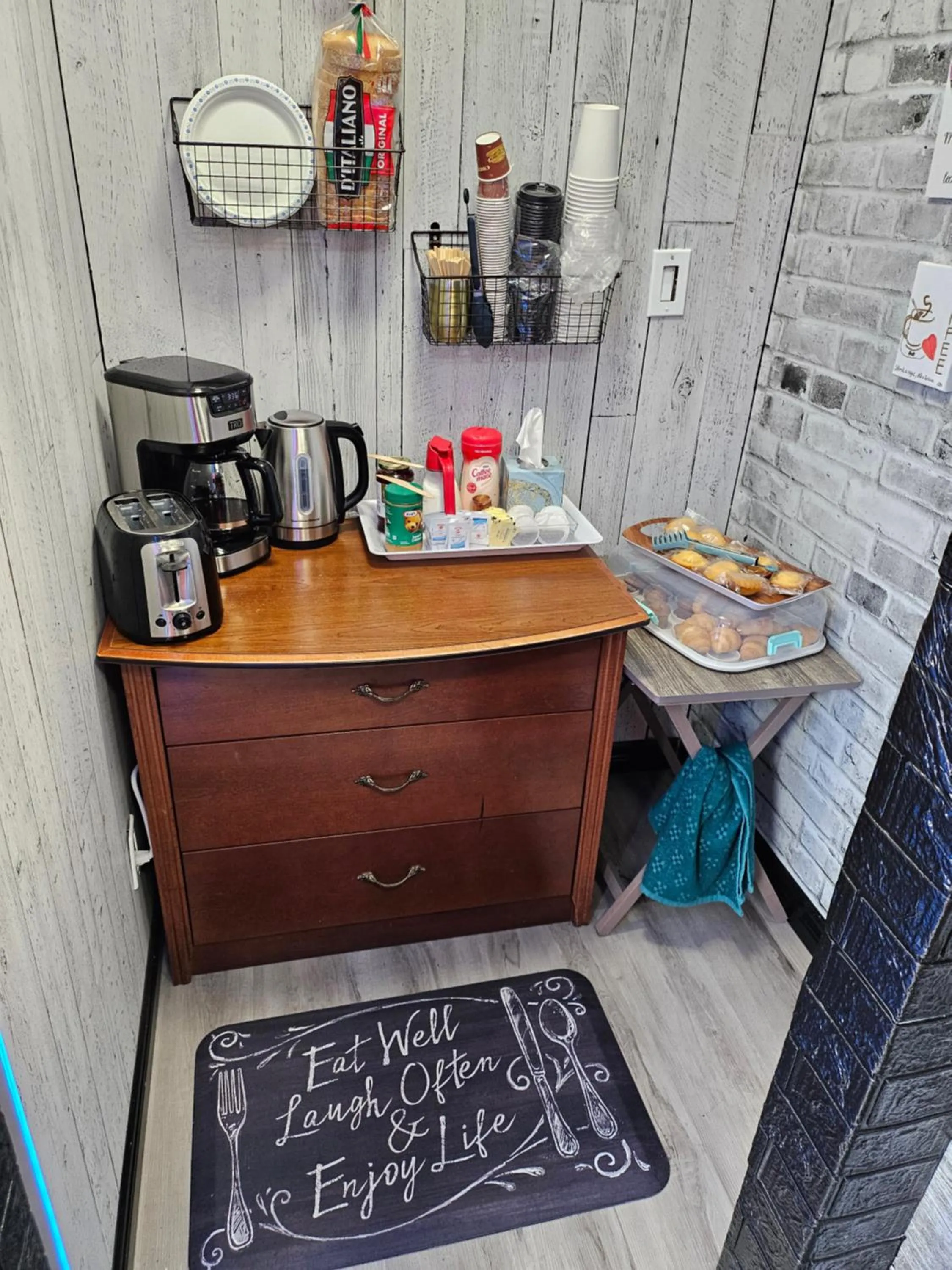 Coffee/tea facilities in Crestwood Motel