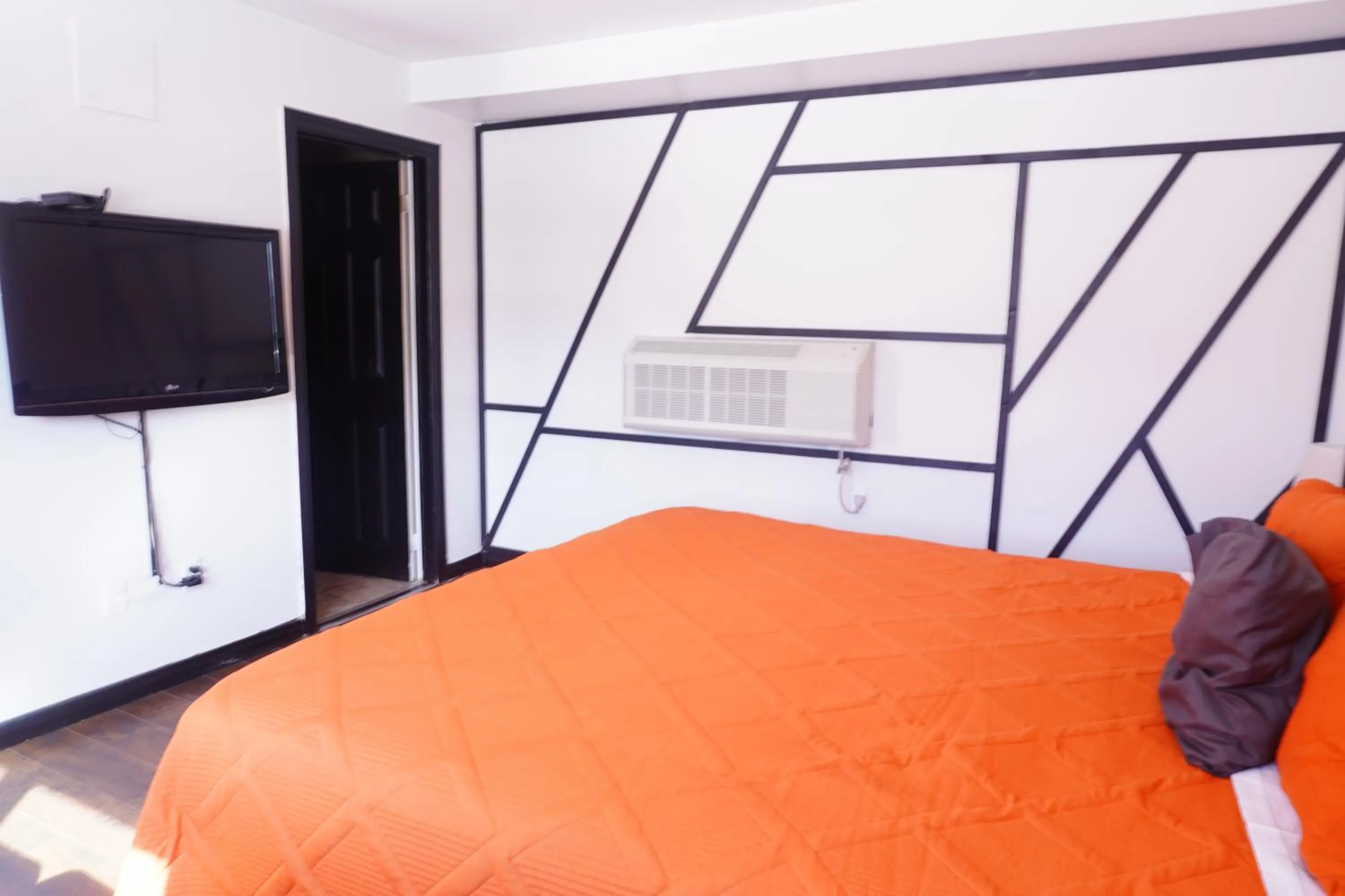 Bed in Crestwood Motel