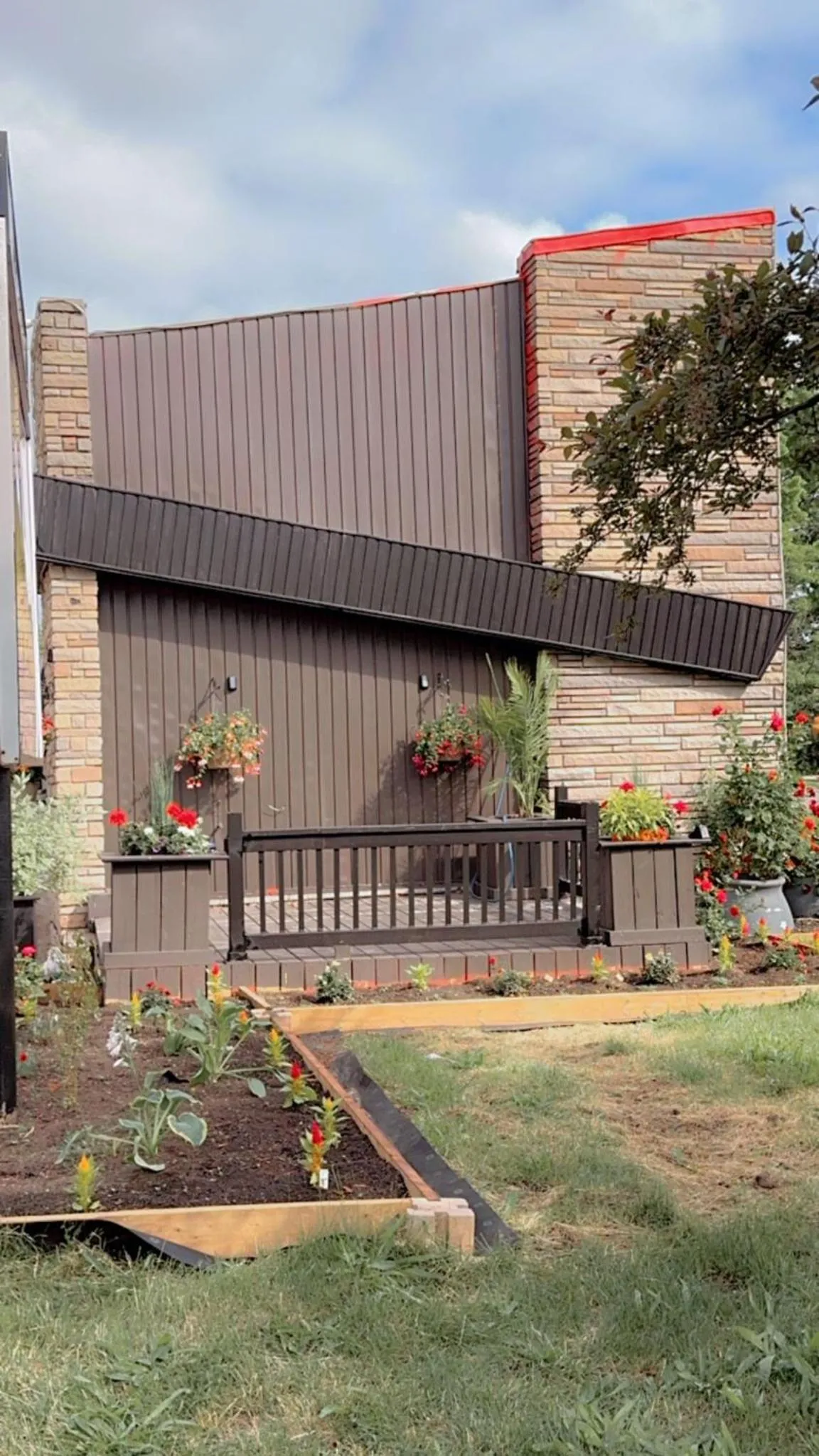 Garden view in Crestwood Motel