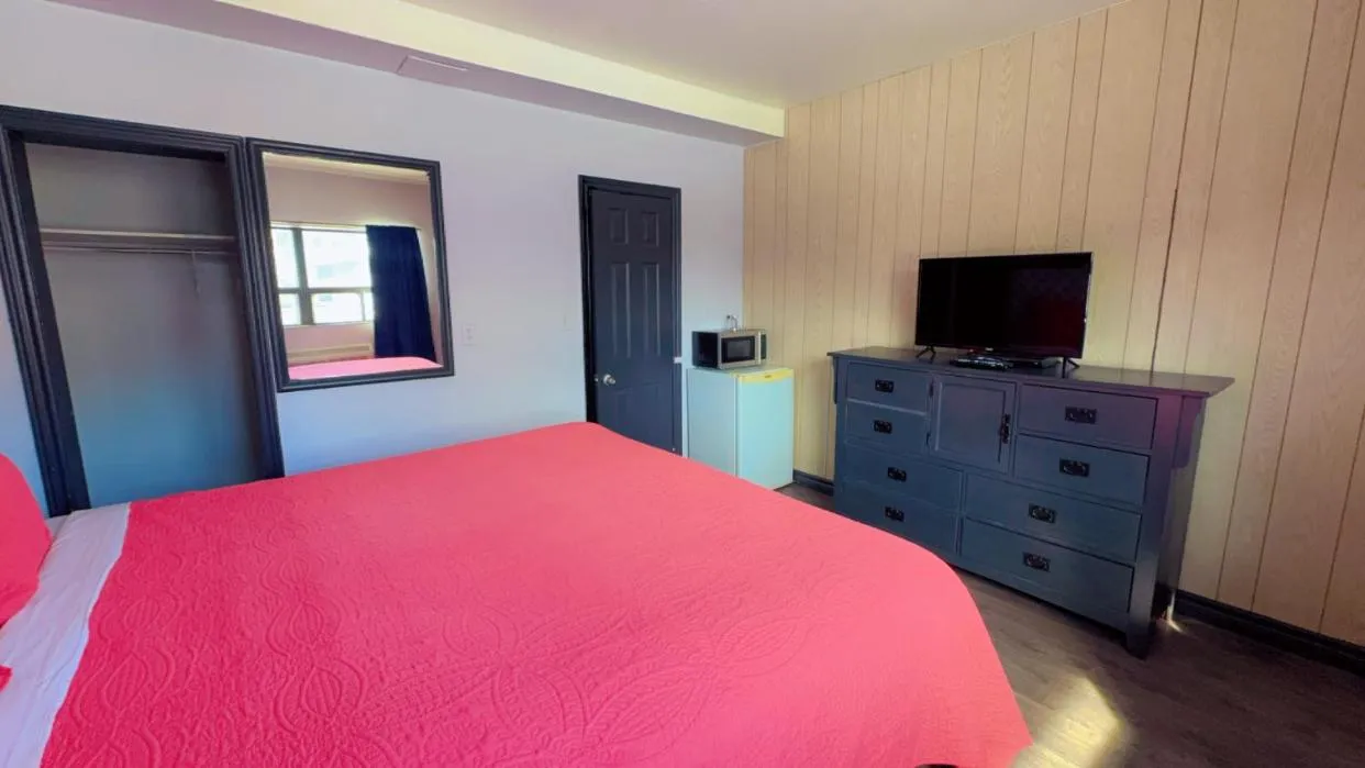 Bed in Crestwood Motel