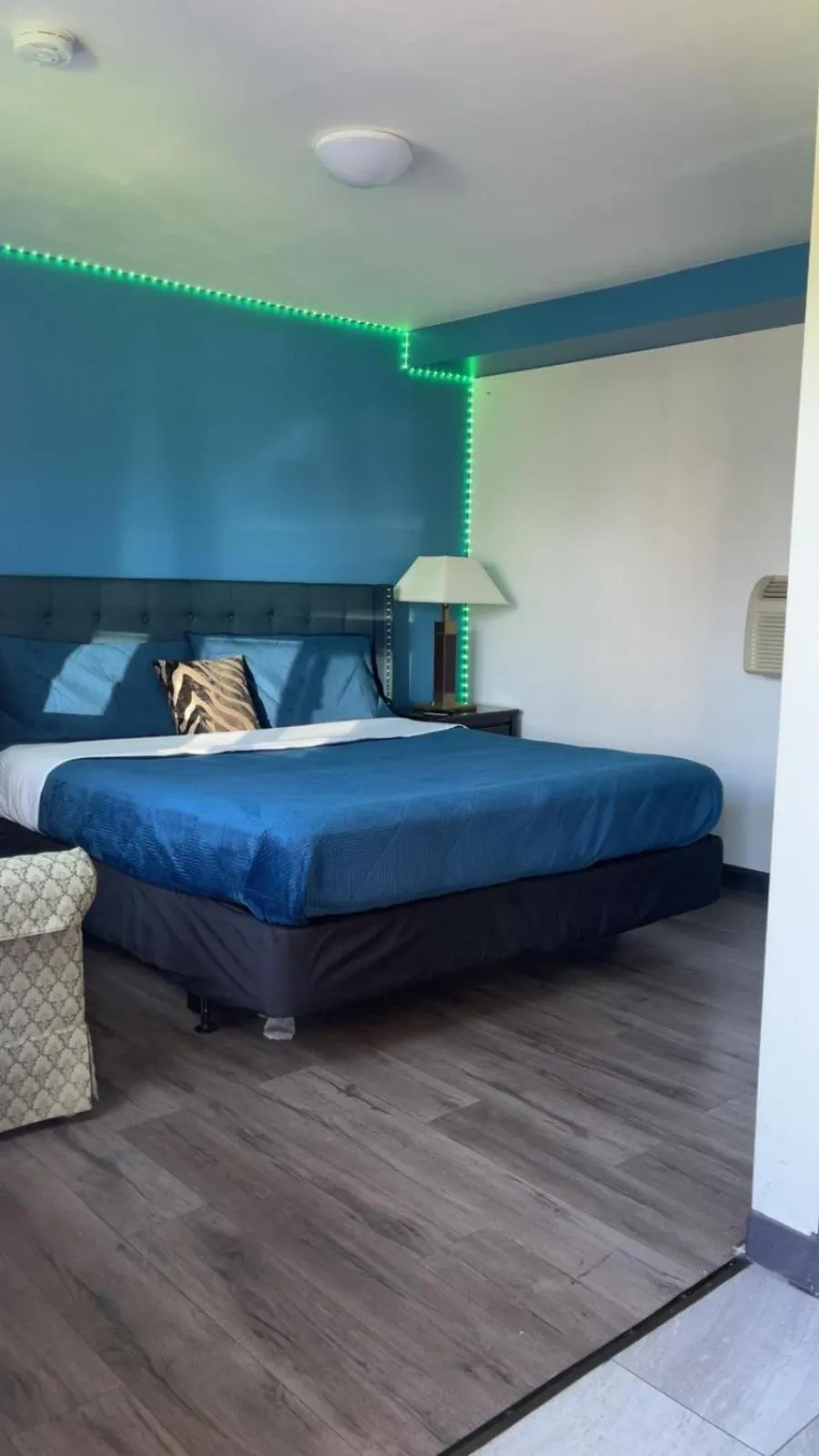 Bedroom, Bed in Crestwood Motel