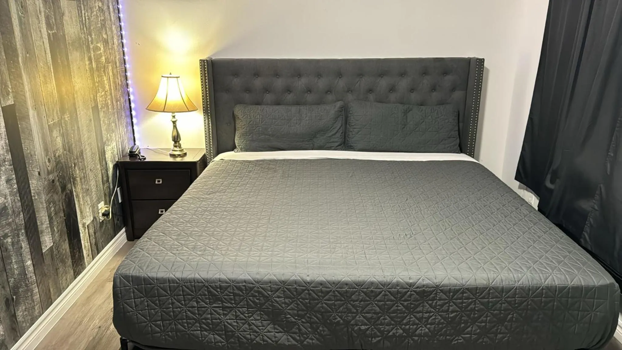 Photo of the whole room, Bed in Crestwood Motel