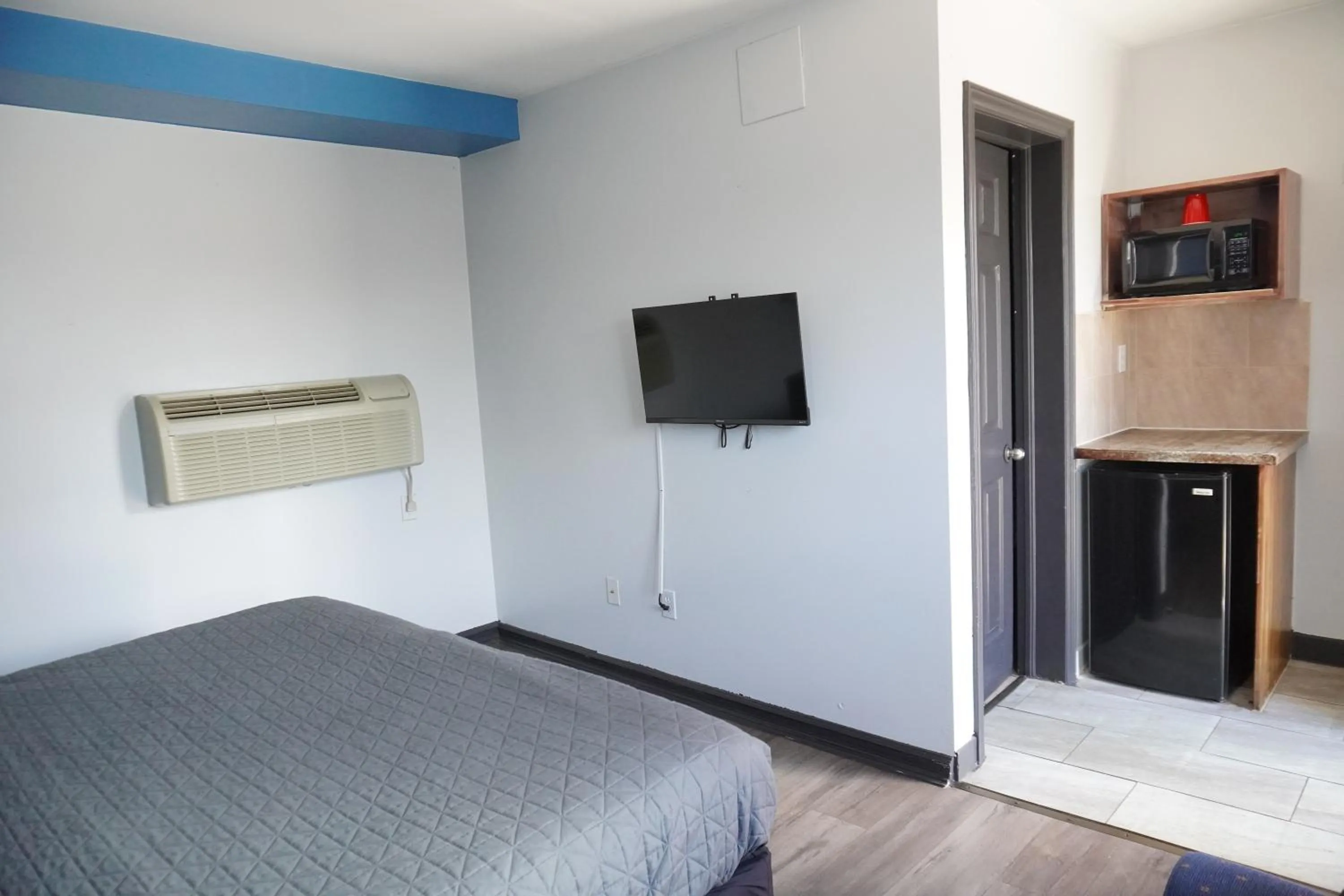 Bed in Crestwood Motel