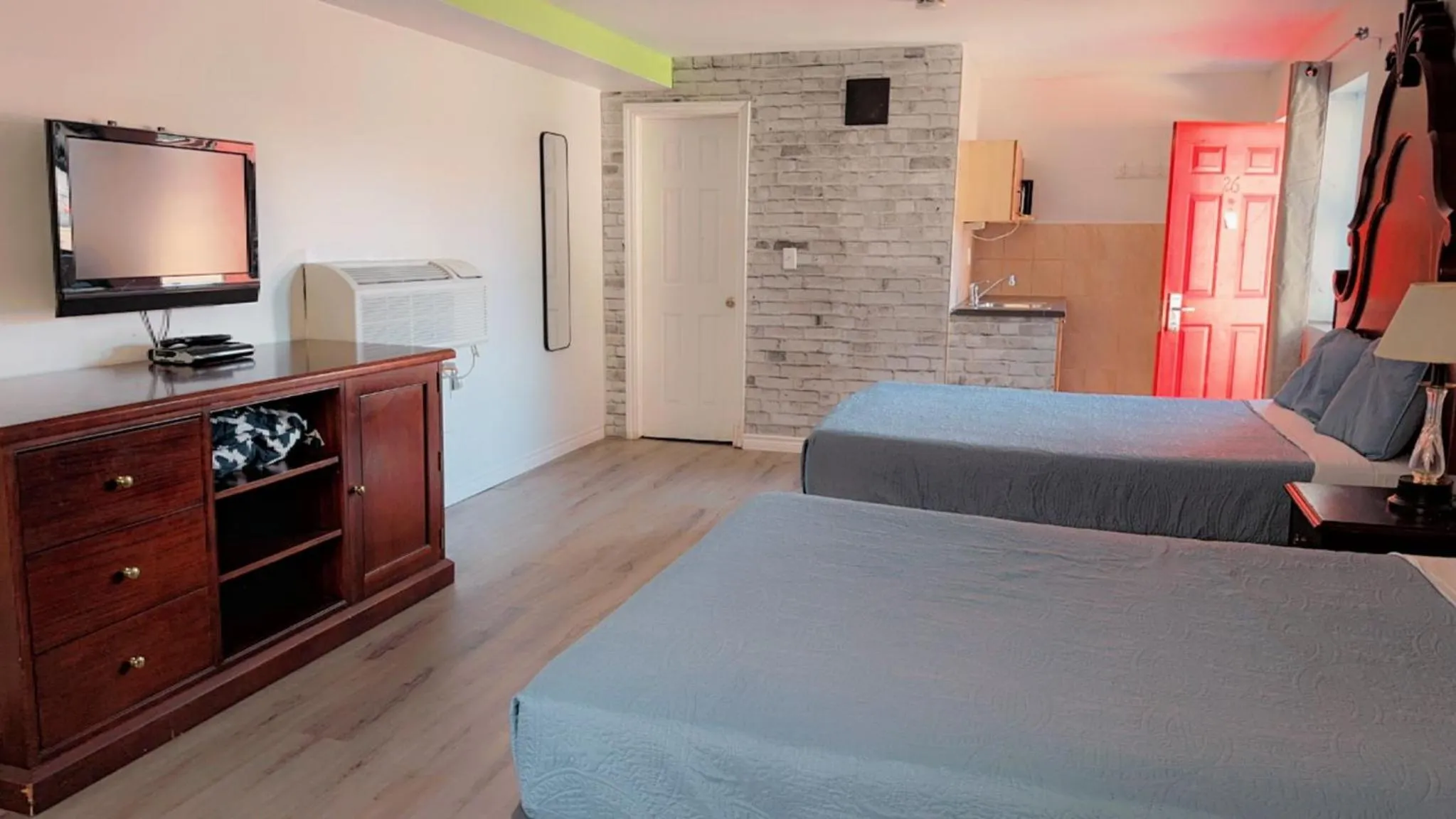 Bed in Crestwood Motel