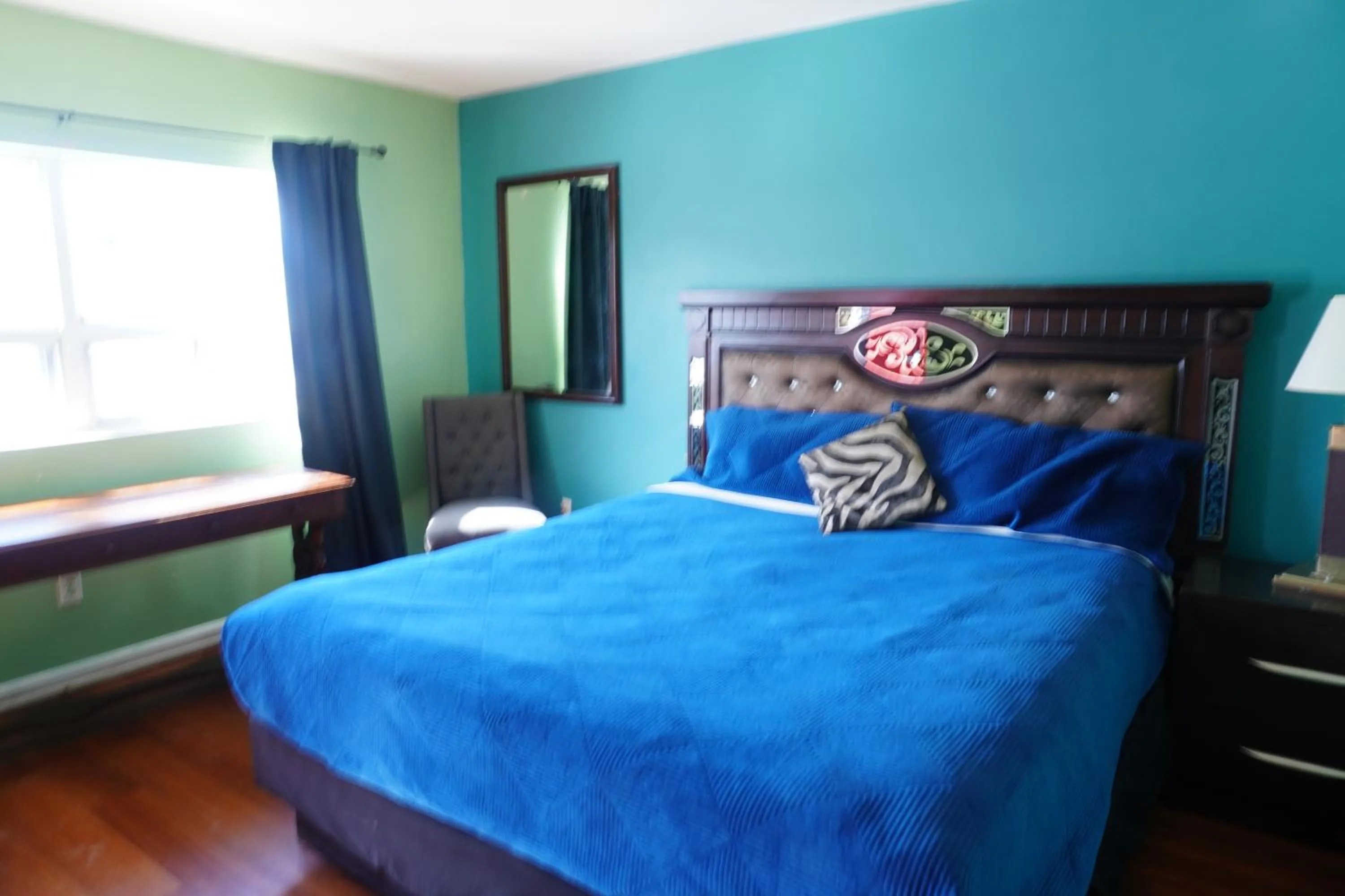 Bedroom, Bed in Crestwood Motel