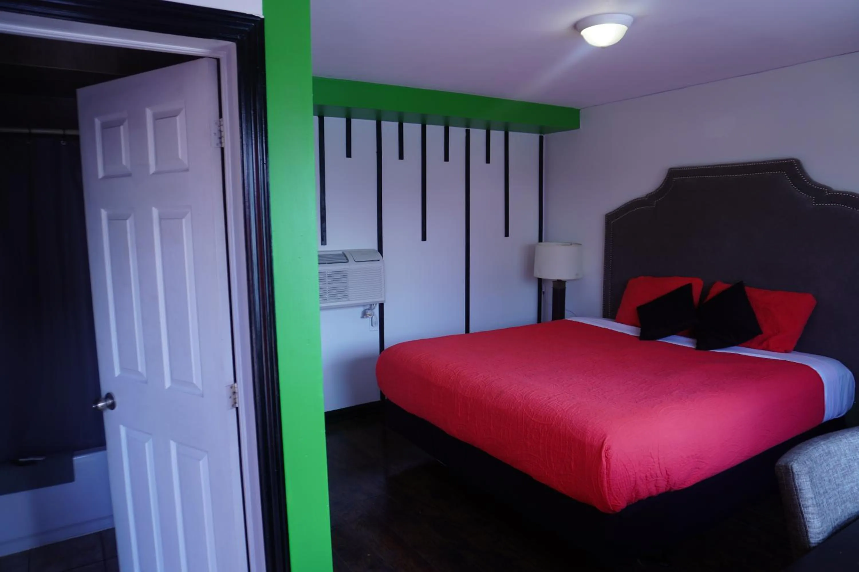 Street view, Bed in Crestwood Motel