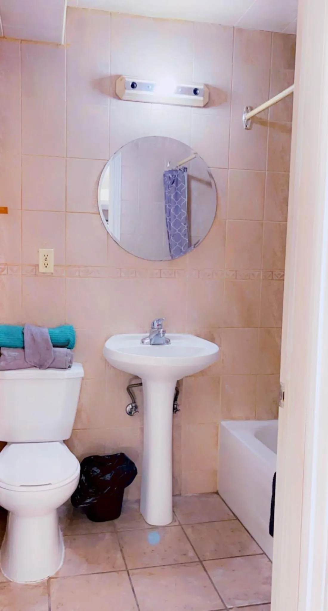 Shower in Crestwood Motel