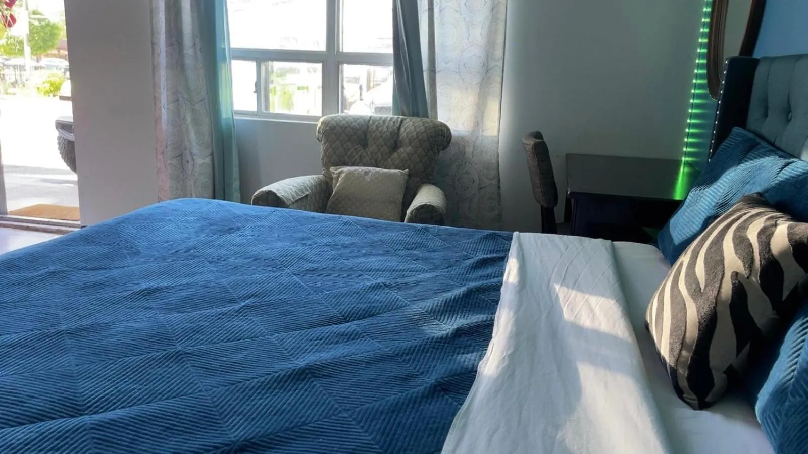 Bed in Crestwood Motel