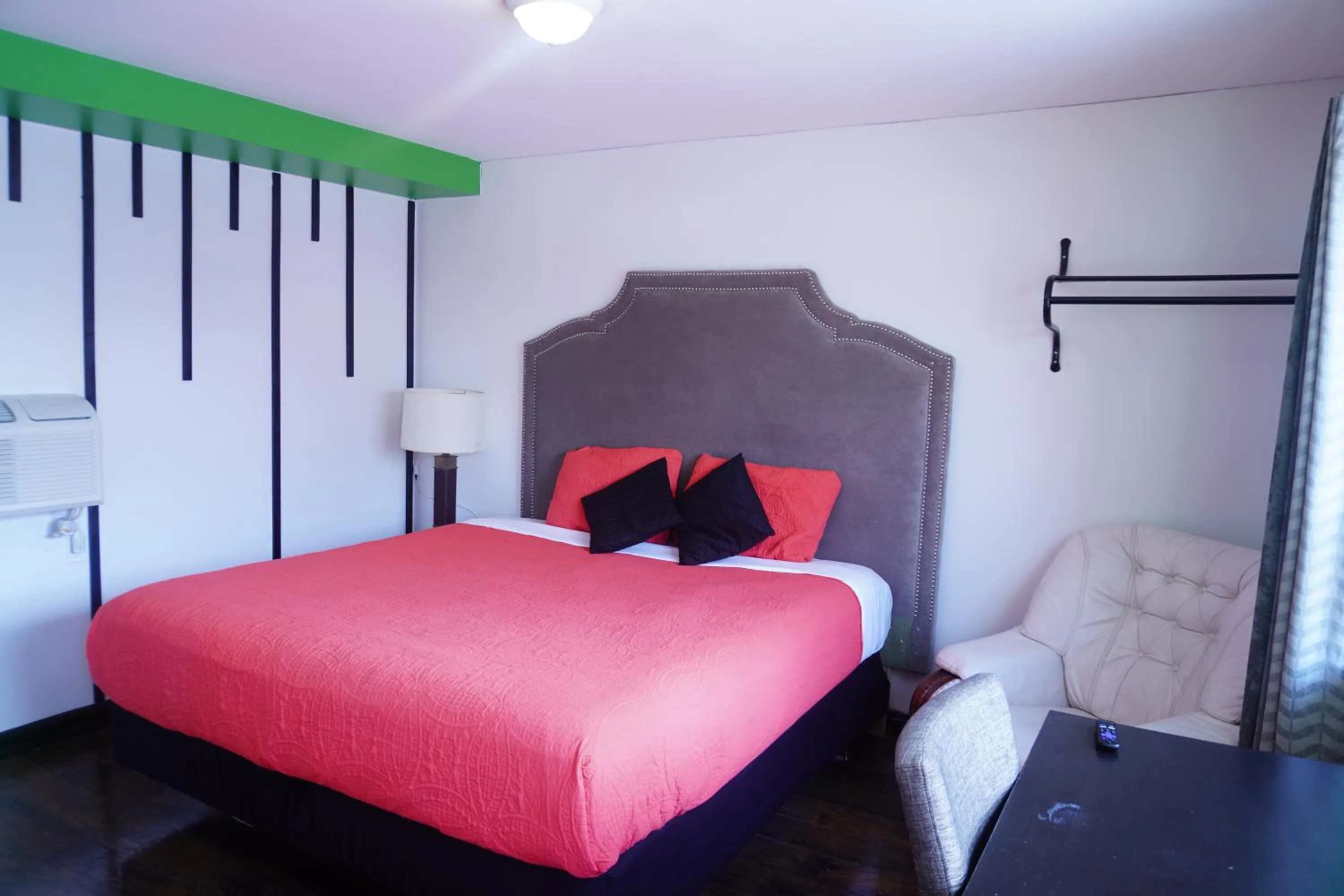 Bed in Crestwood Motel