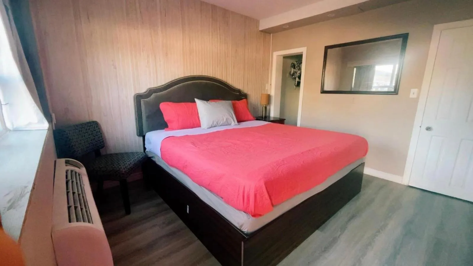 Bed in Crestwood Motel