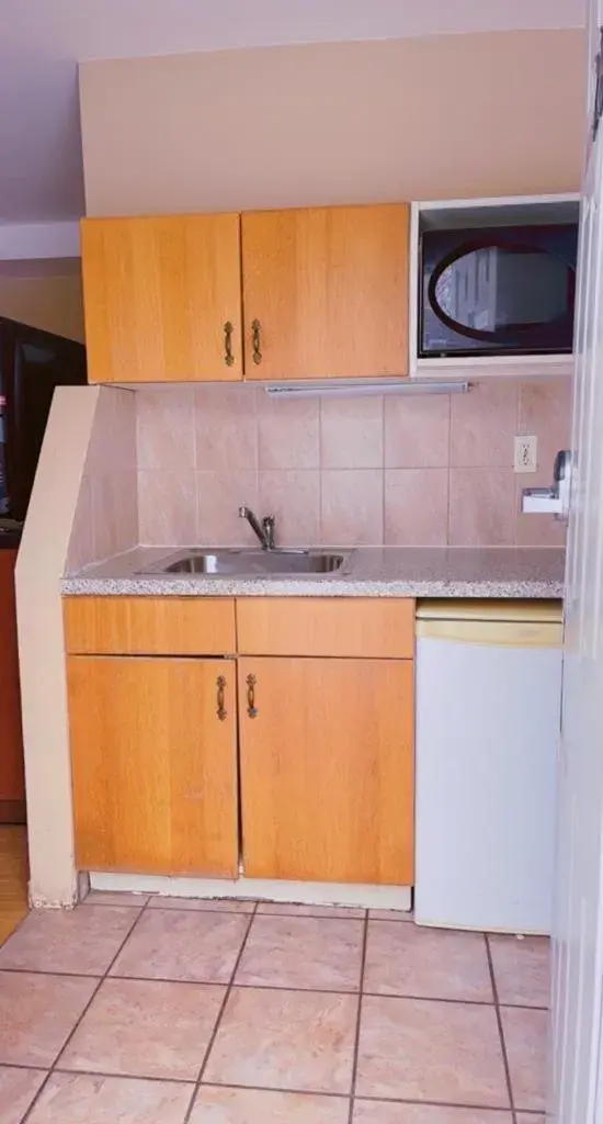 Queen Room with Two Queen Beds - Non-Smoking in Crestwood Motel Queen Room with Two Queen Beds - Non-Smoking in Crestwood Motel