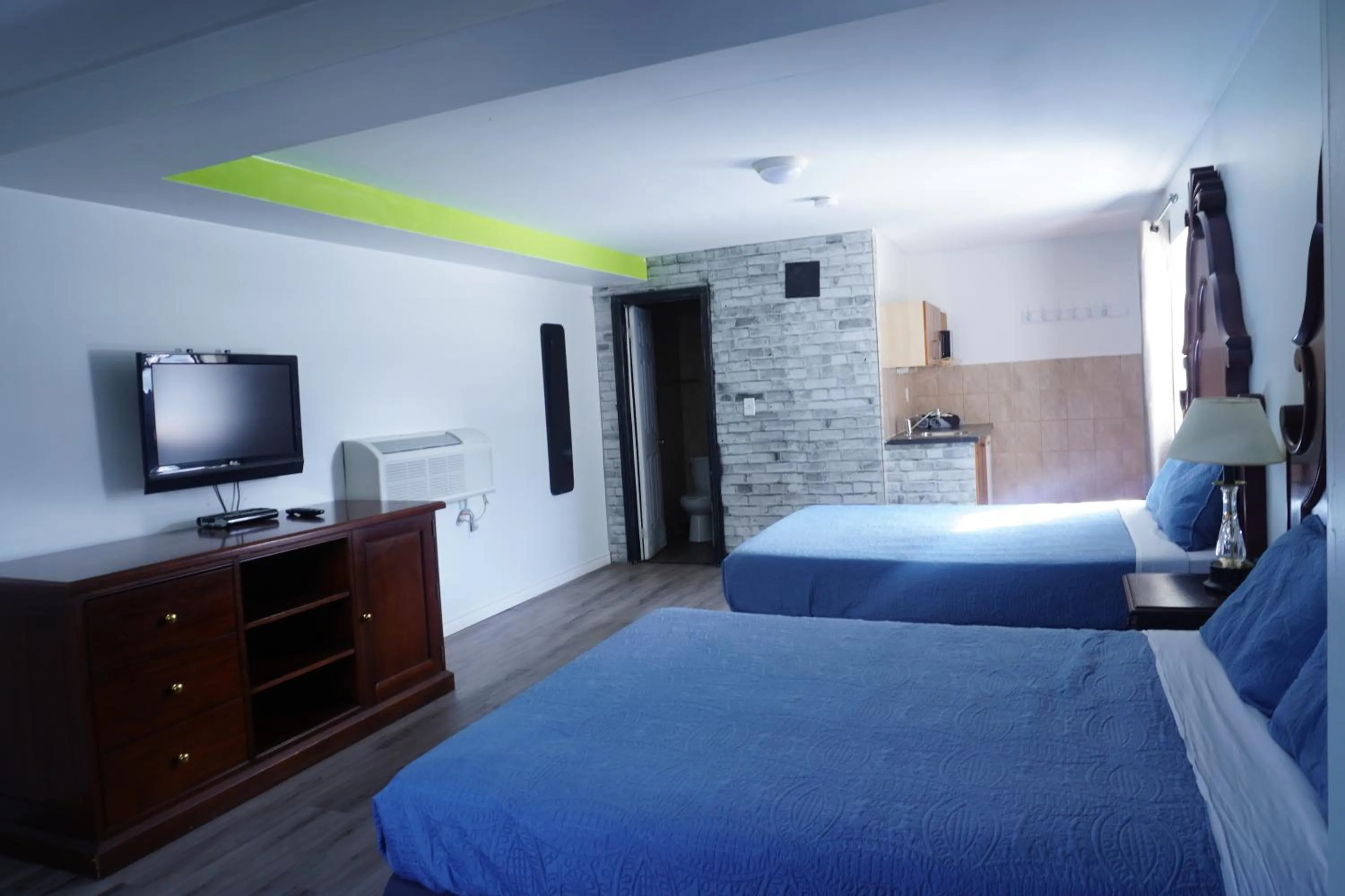 Bed in Crestwood Motel