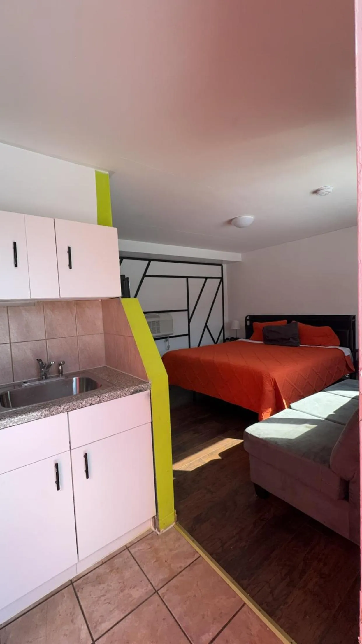 Bed in Crestwood Motel