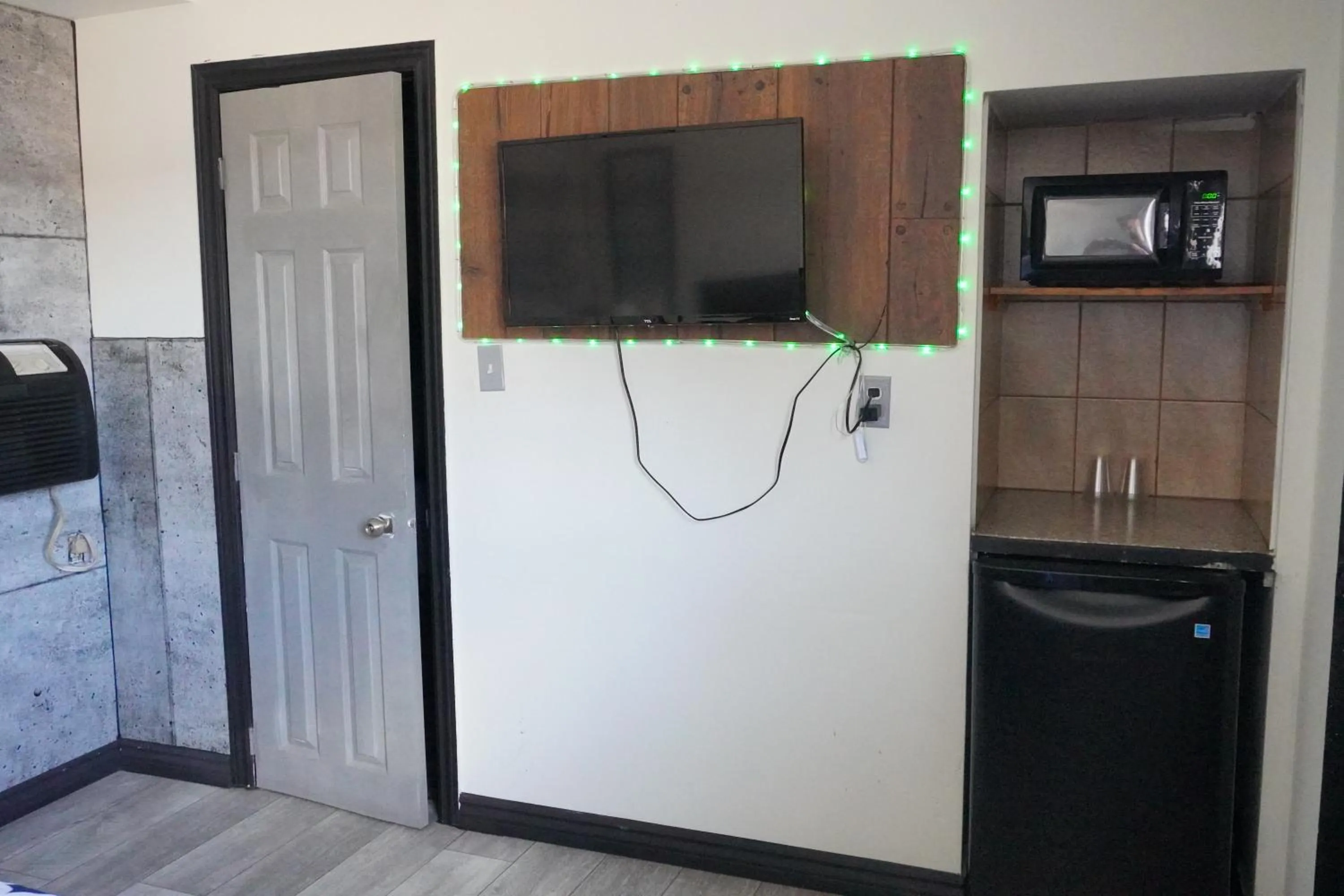 TV and multimedia in Crestwood Motel