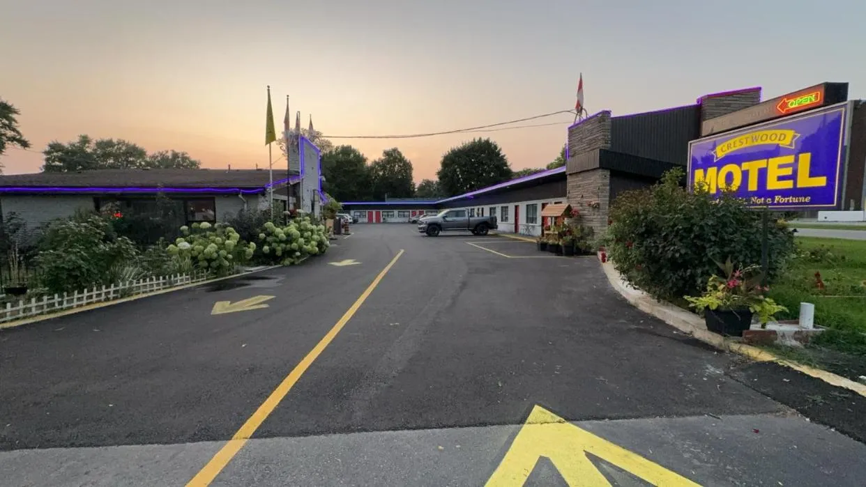 Crestwood Motel