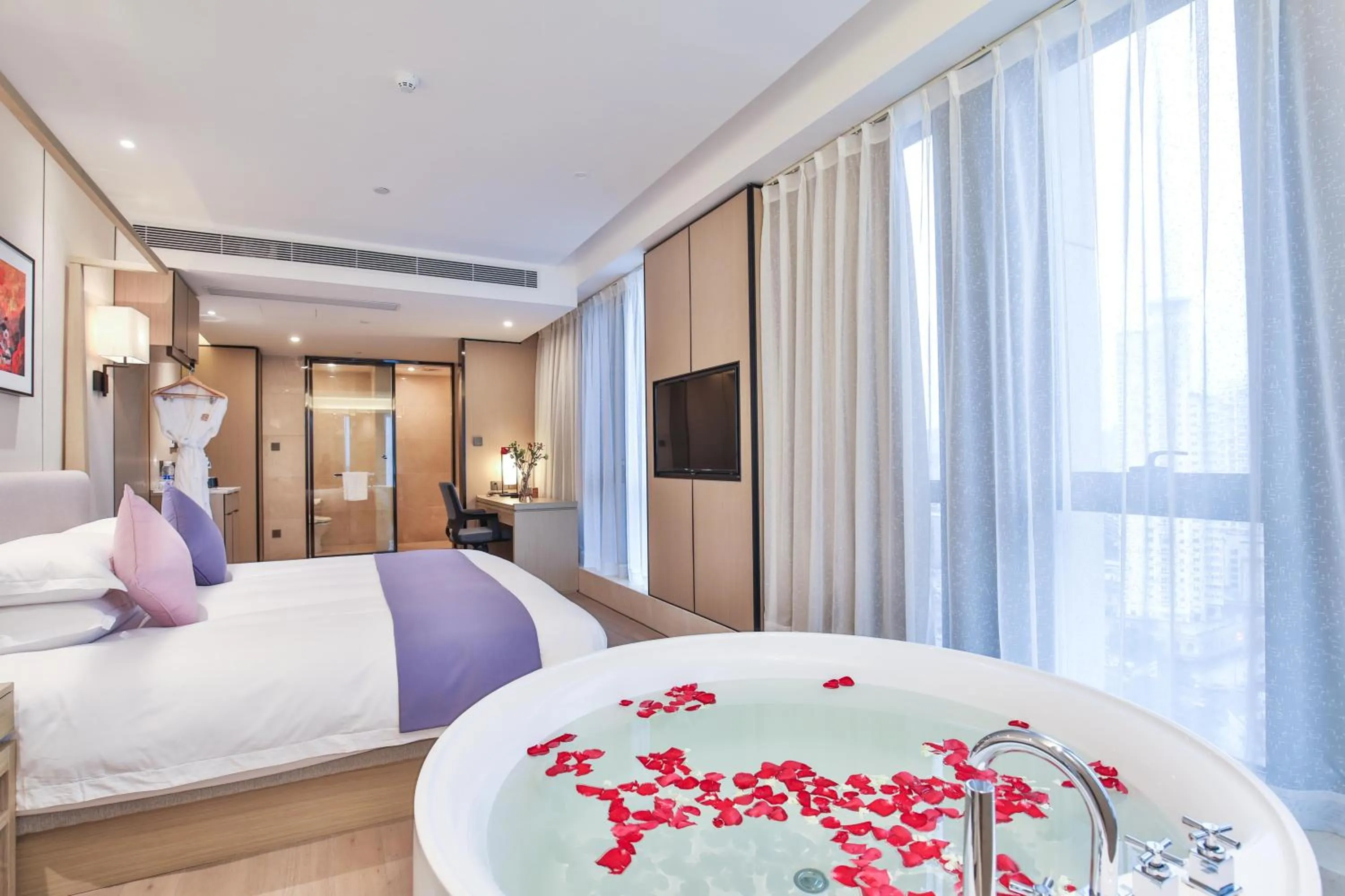 Photo of the whole room, Bed in SSAW Boutique Hotel Wenzhou Jiushan Lake