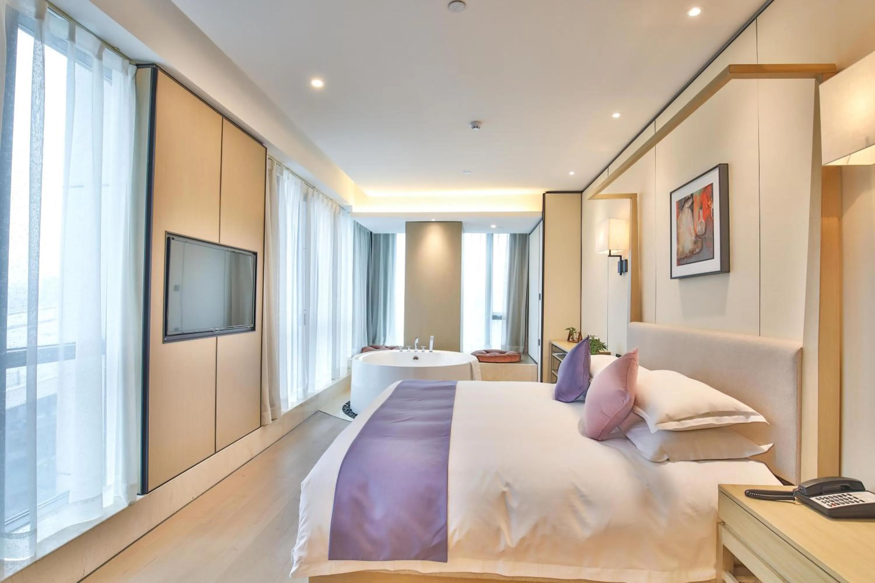Photo of the whole room, Bed in SSAW Boutique Hotel Wenzhou Jiushan Lake