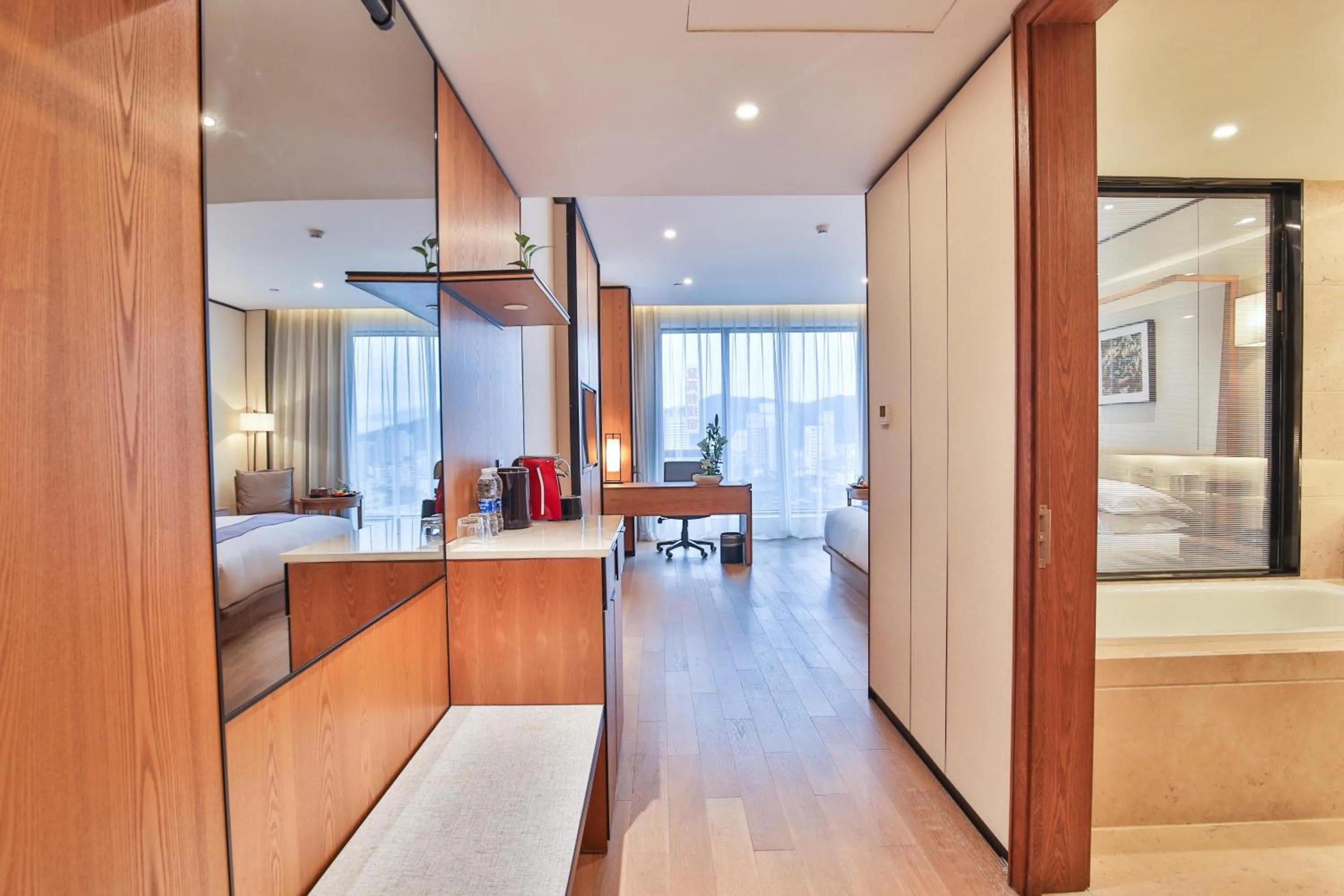 Photo of the whole room in SSAW Boutique Hotel Wenzhou Jiushan Lake