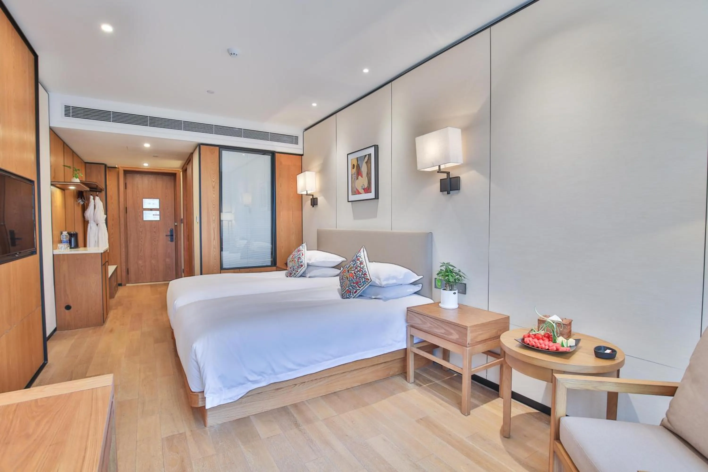 Photo of the whole room, Bed in SSAW Boutique Hotel Wenzhou Jiushan Lake
