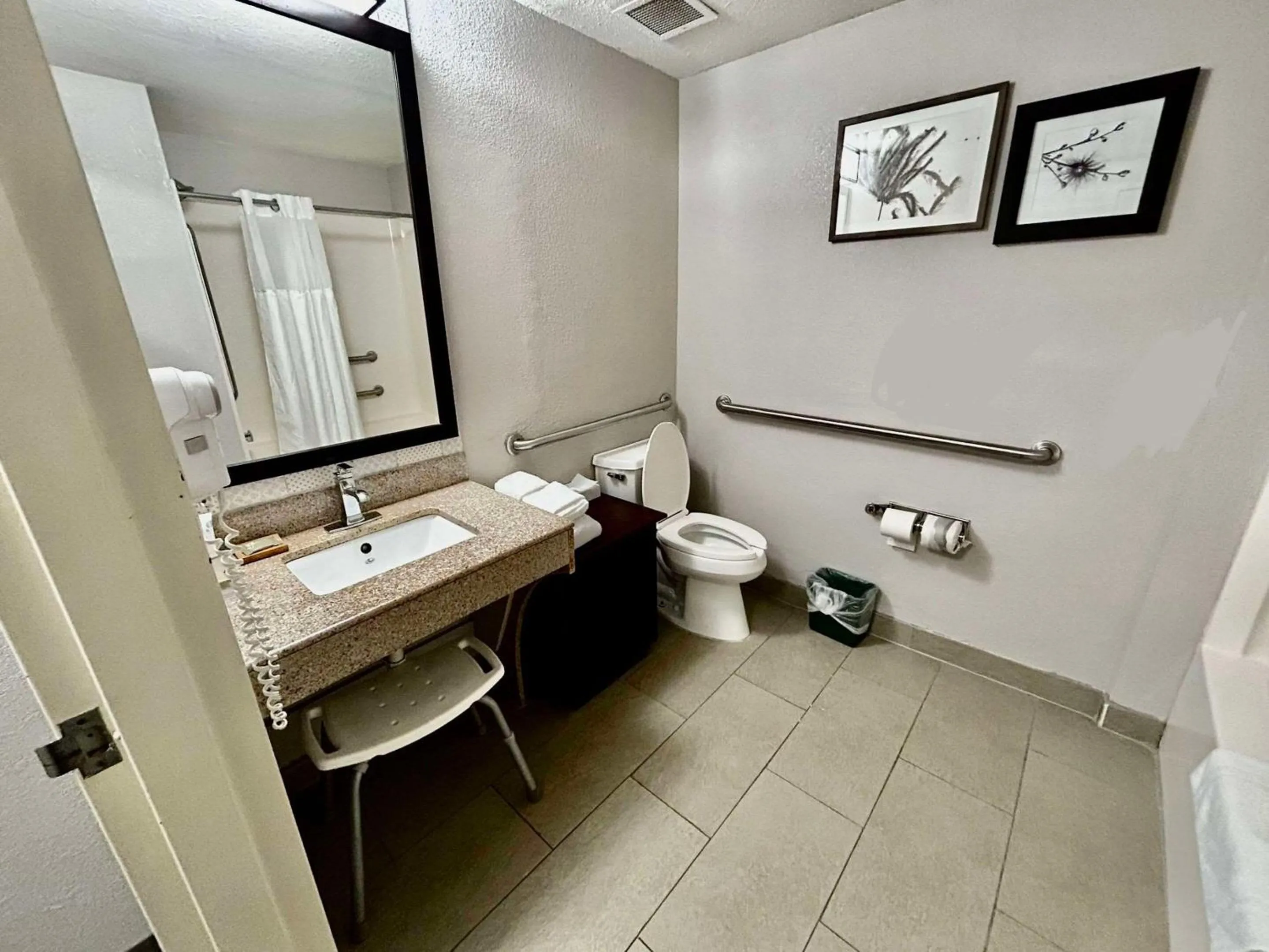 Bedroom in Country Inn & Suites by Radisson, Columbus, GA