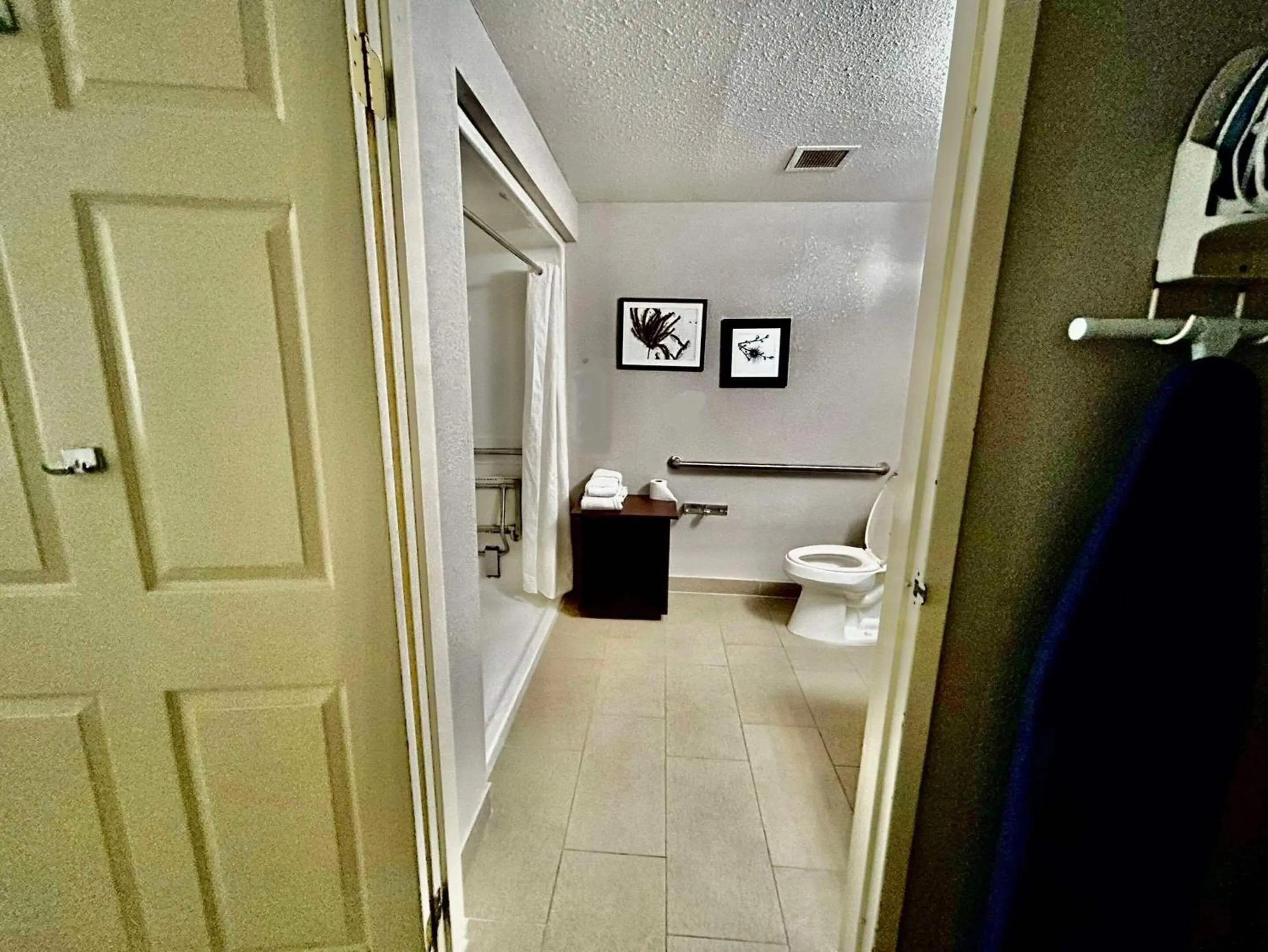 Bedroom in Country Inn & Suites by Radisson, Columbus, GA