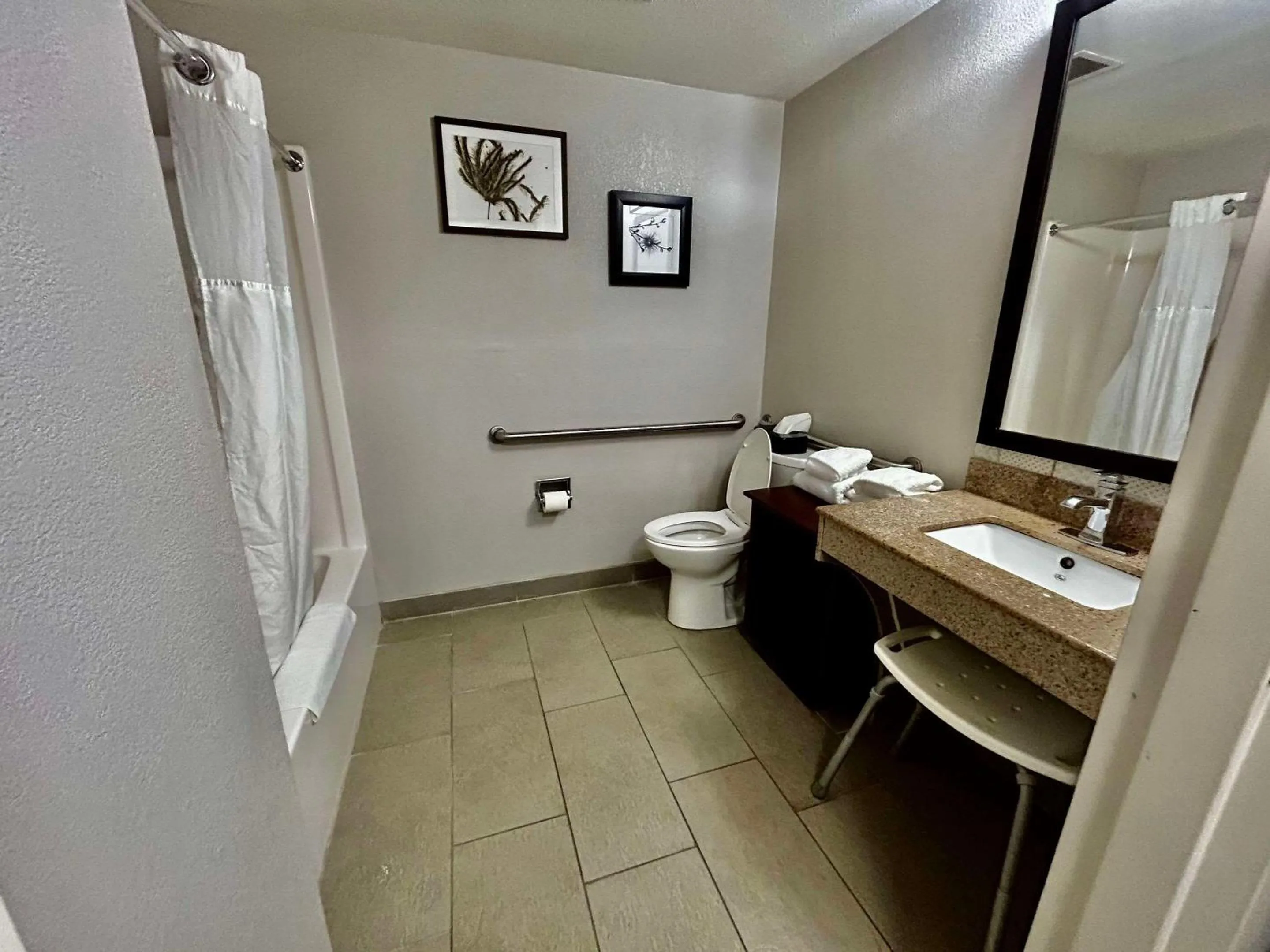 Bedroom in Country Inn & Suites by Radisson, Columbus, GA