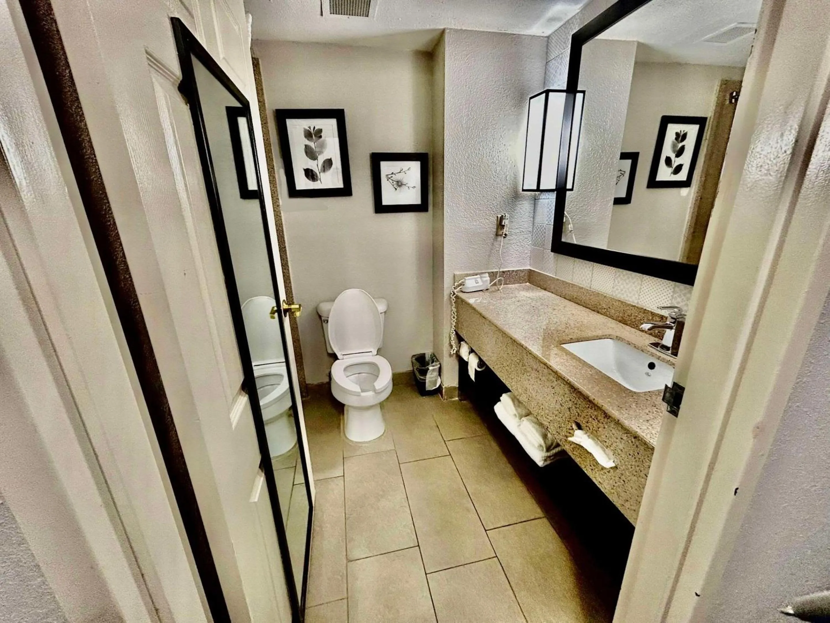 Bedroom in Country Inn & Suites by Radisson, Columbus, GA