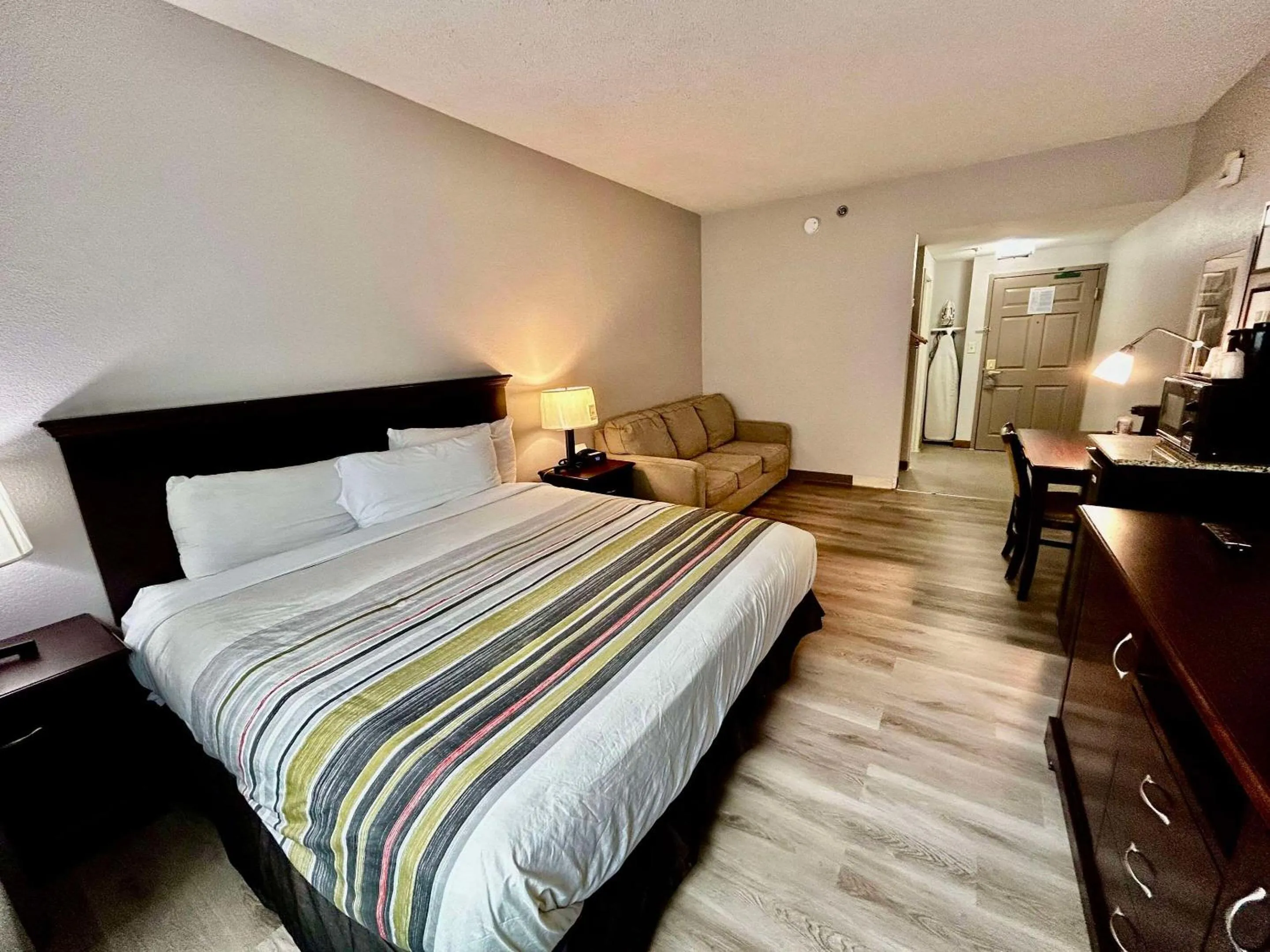 Bedroom, Bed in Country Inn & Suites by Radisson, Columbus, GA