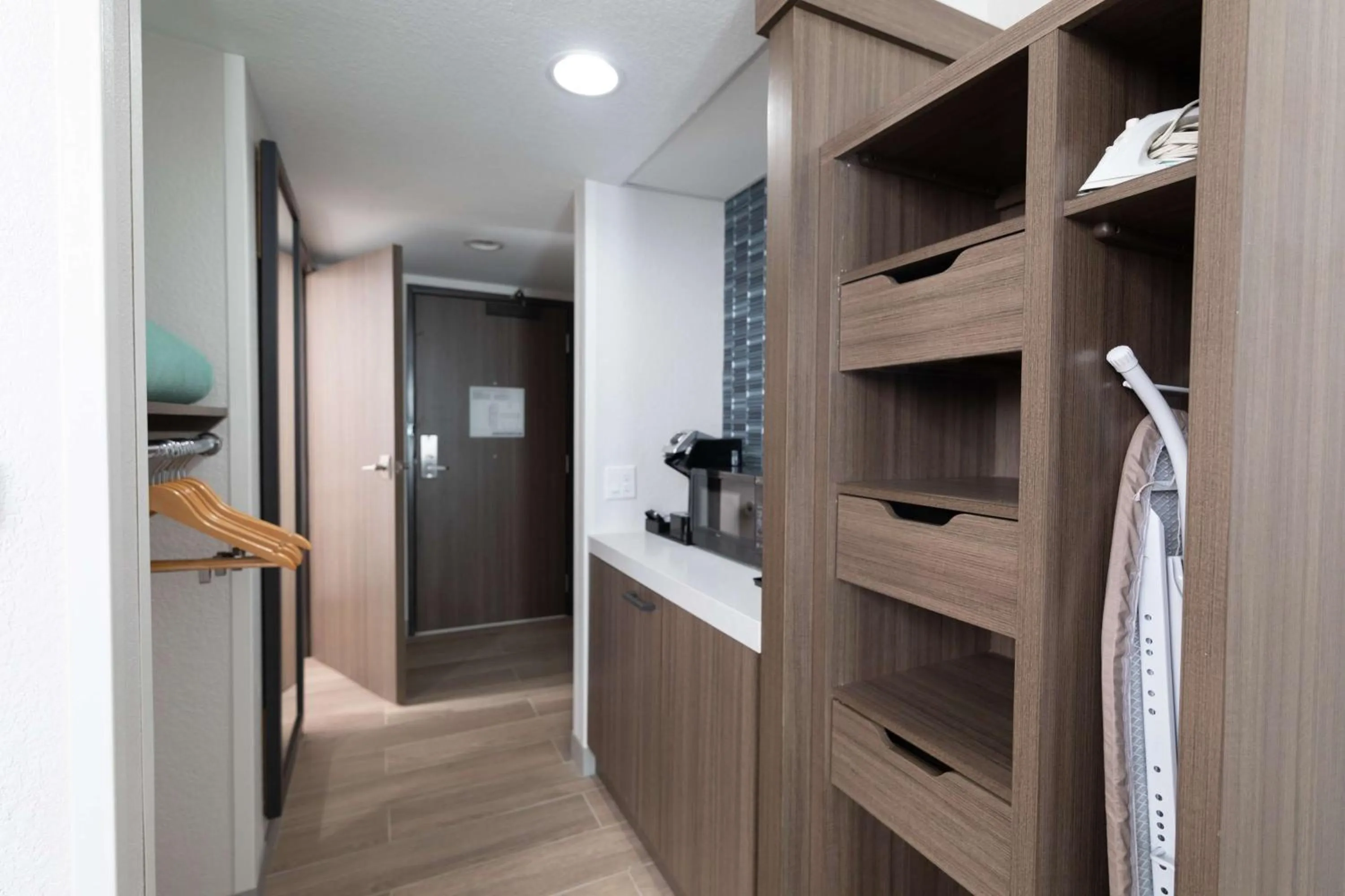 Photo of the whole room in Hilton Garden Inn Des Moines Airport