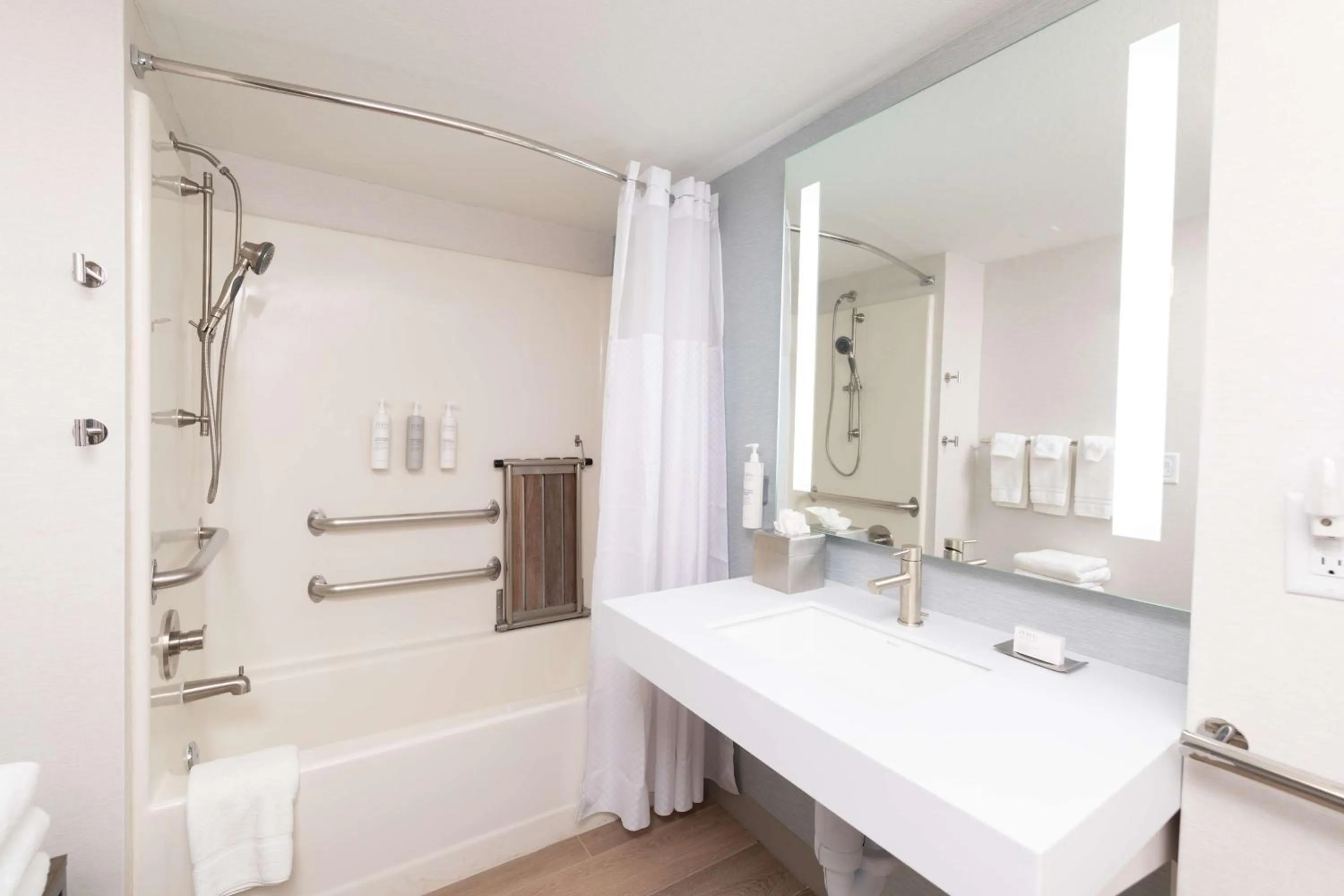 Bathroom in Hilton Garden Inn Des Moines Airport