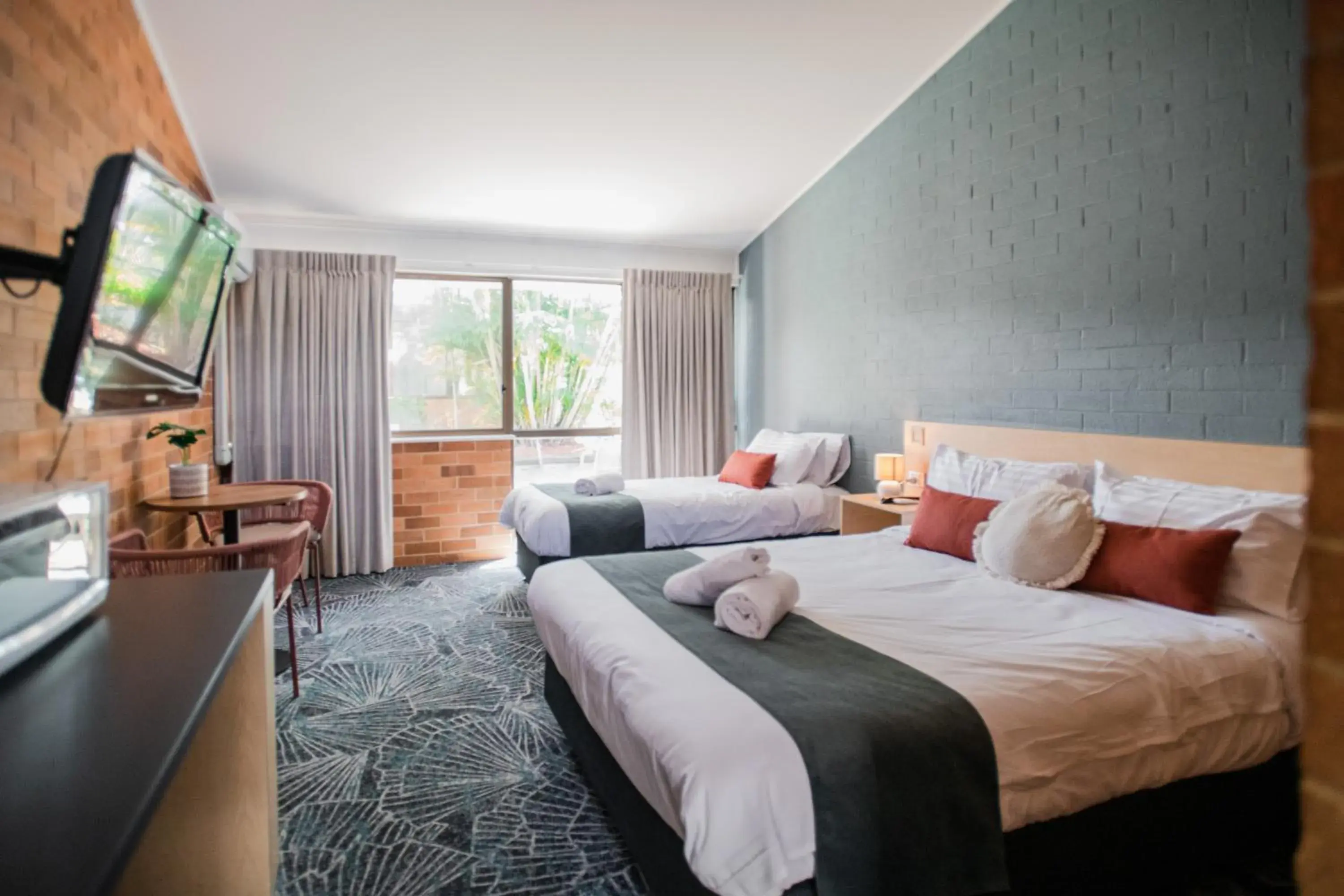Queen and Single Room in Bribie Island Hotel Queen and Single Room in Bribie Island Hotel