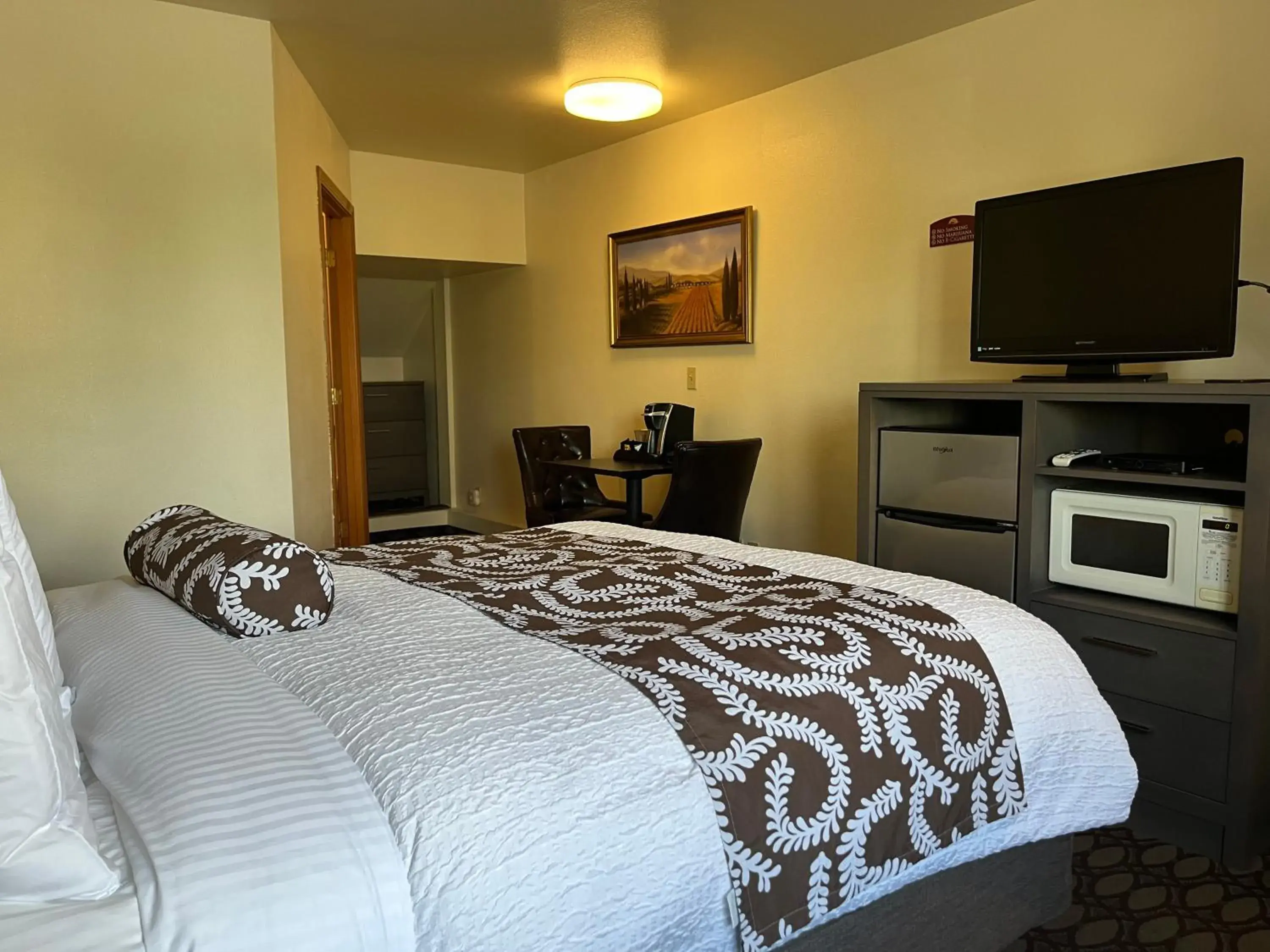 Queen Room in Sunrise Inn Queen Room in Sunrise Inn