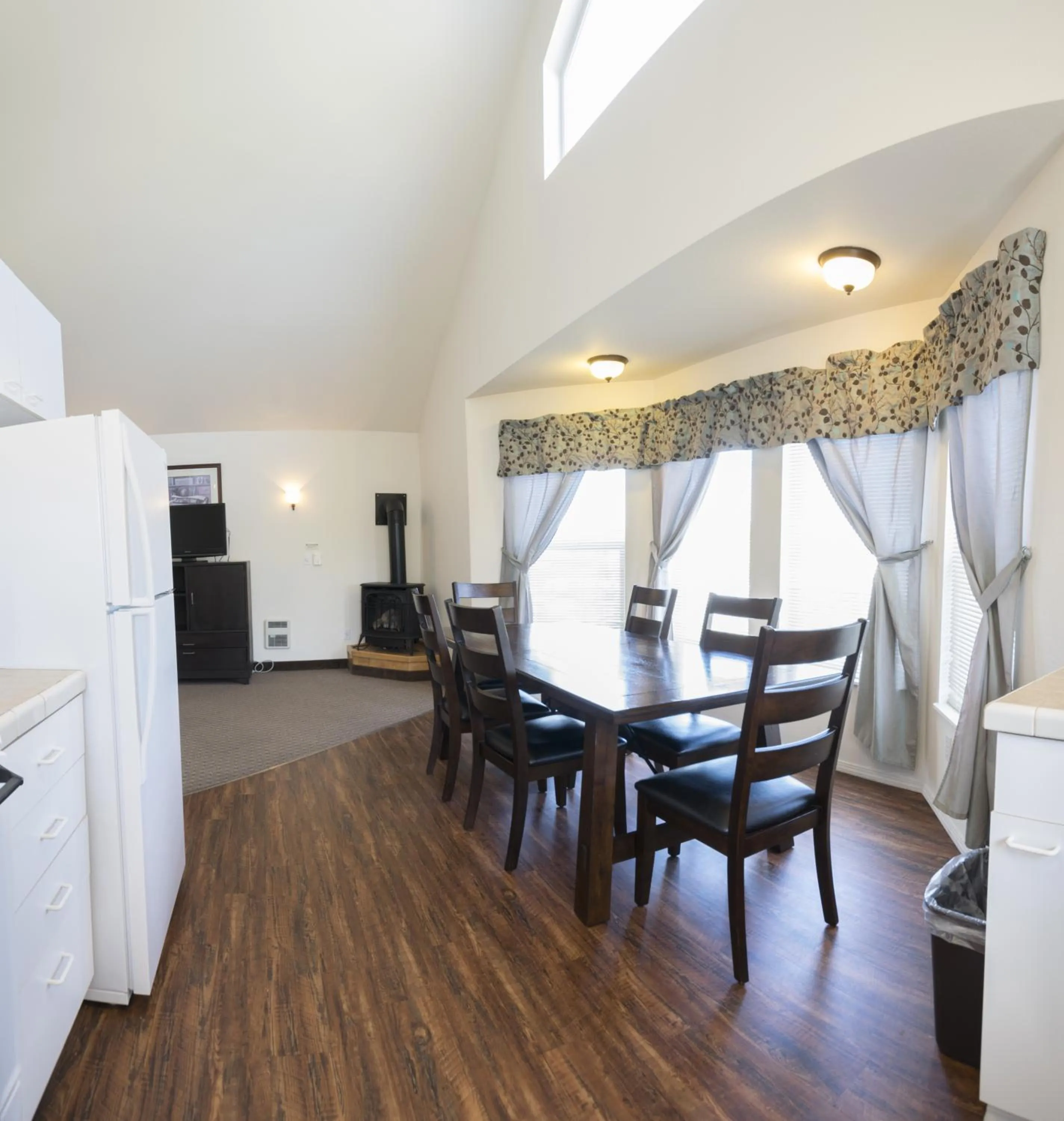 Dining area in Sunrise Inn