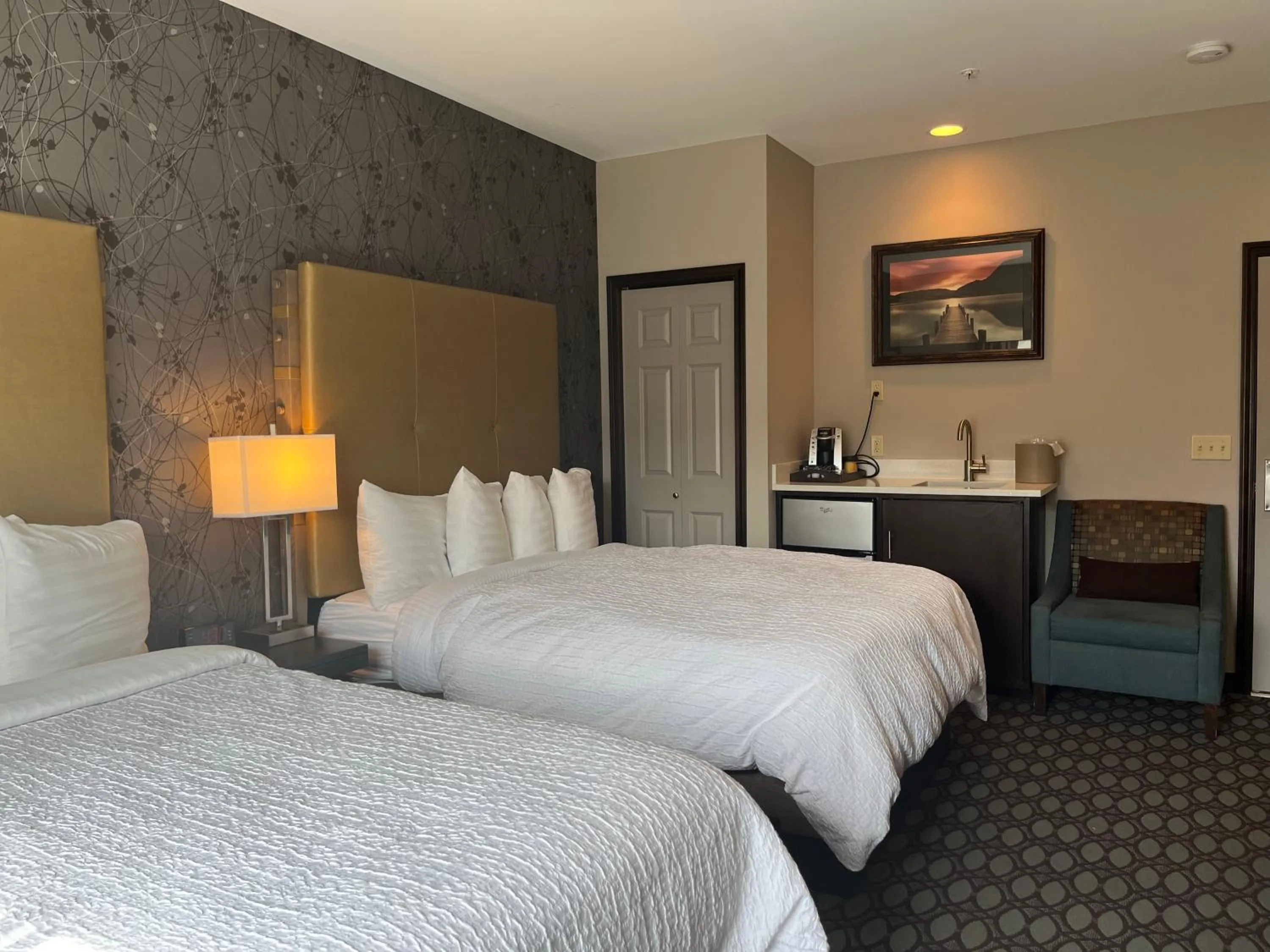 Photo of the whole room in Sunrise Inn