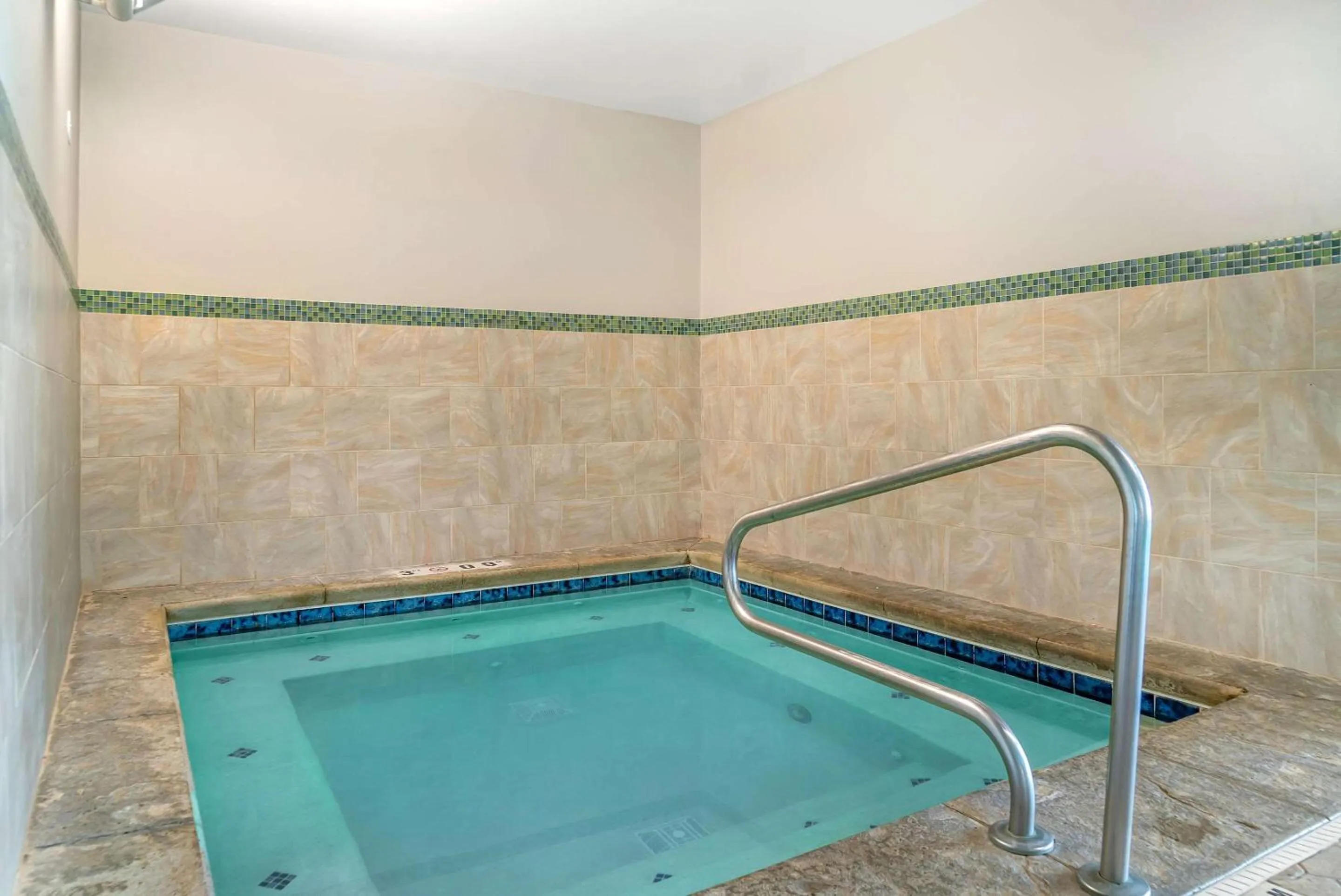 Swimming pool in Country Inn & Suites by Radisson, Rossford - Toledo South