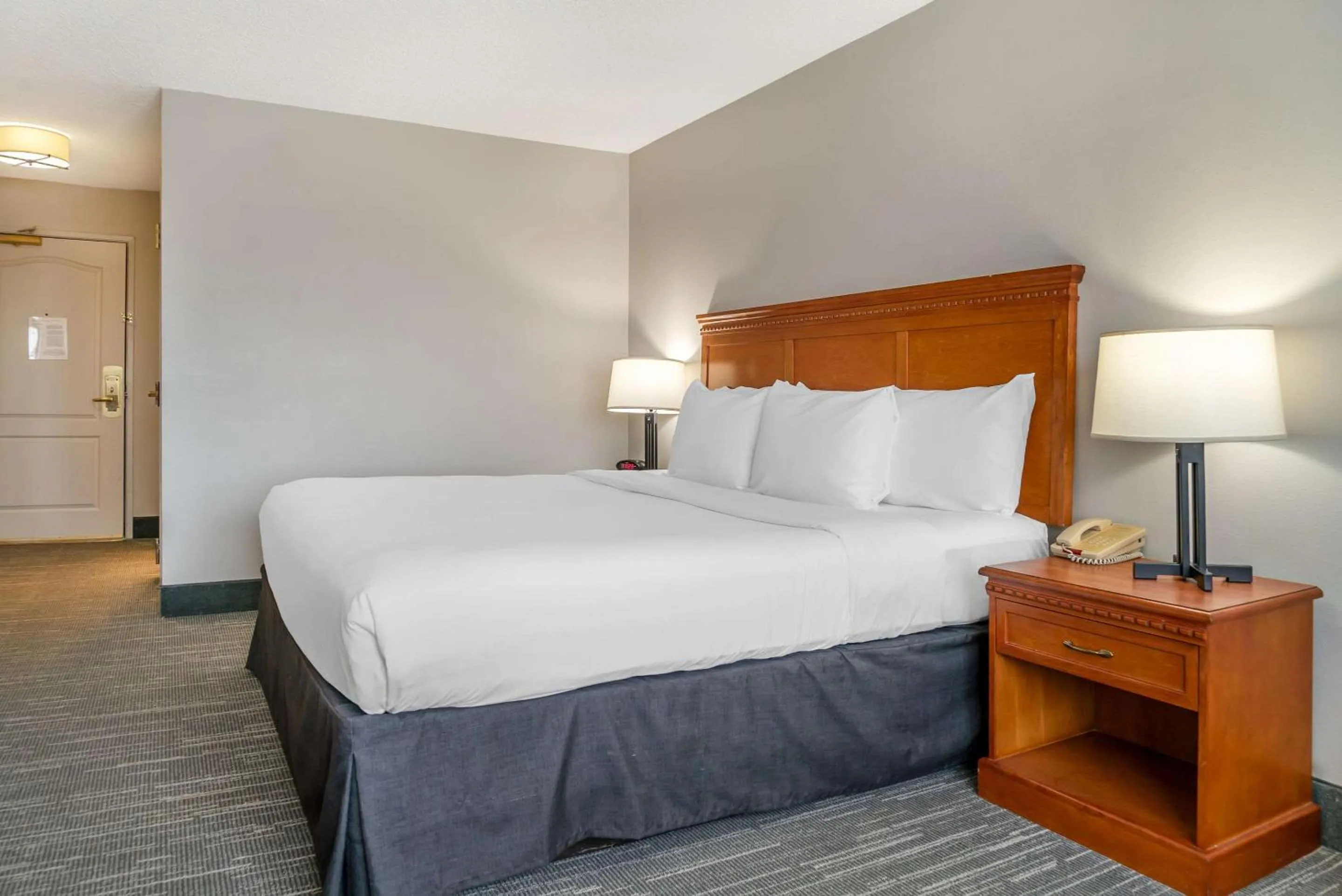 Bedroom, Bed in Country Inn & Suites by Radisson, Rossford - Toledo South