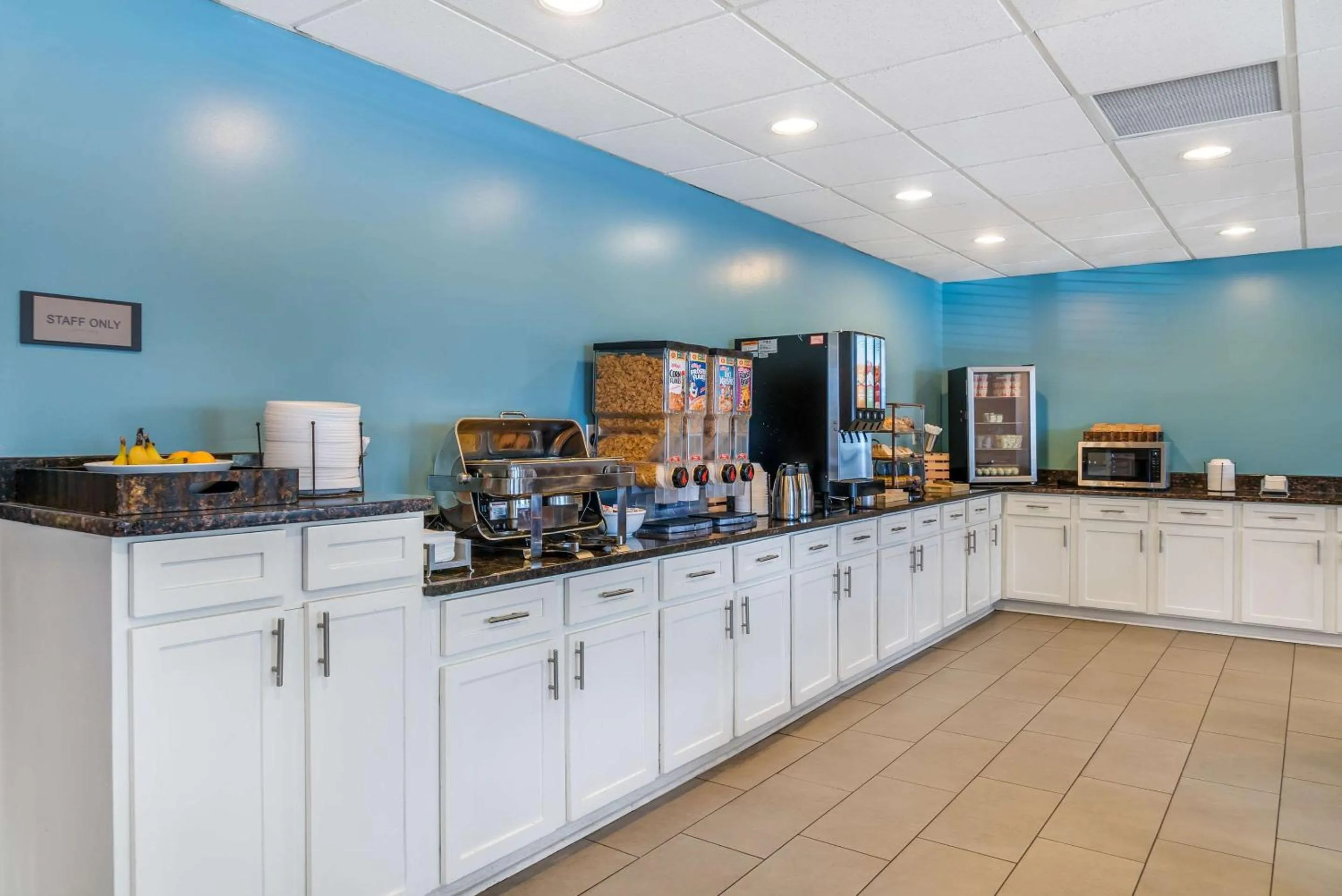 Breakfast in Country Inn & Suites by Radisson, Rossford - Toledo South