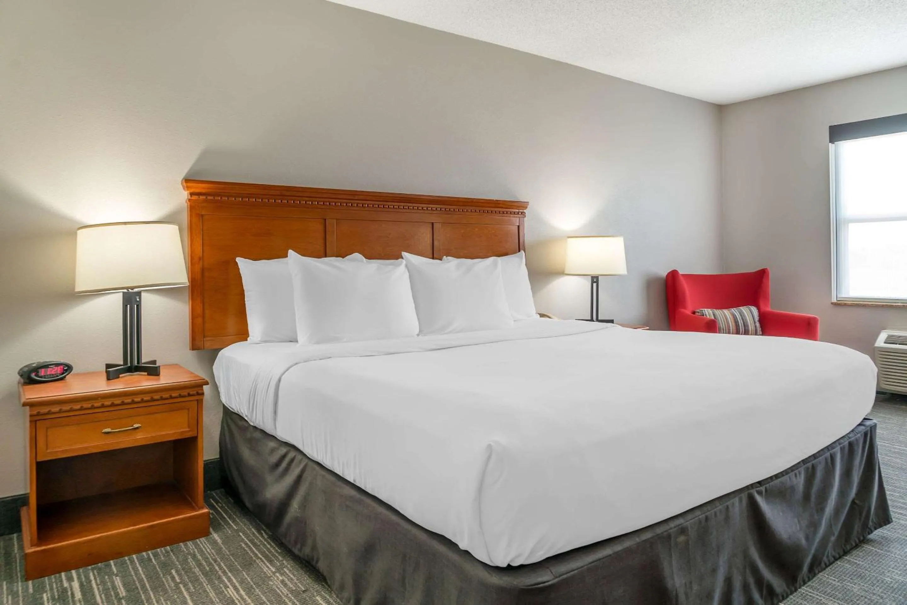 Bedroom, Bed in Country Inn & Suites by Radisson, Rossford - Toledo South