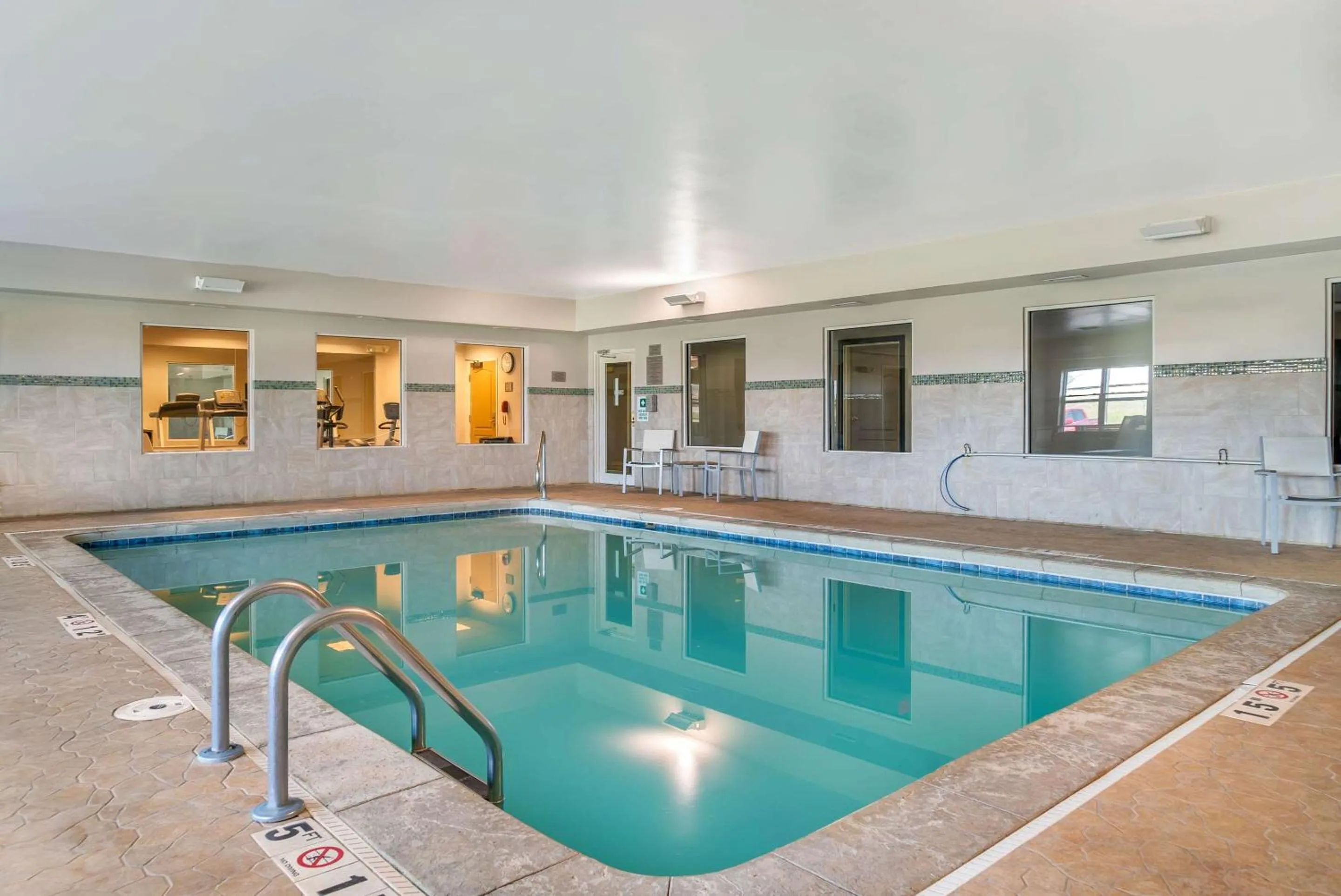 Swimming pool in Country Inn & Suites by Radisson, Rossford - Toledo South