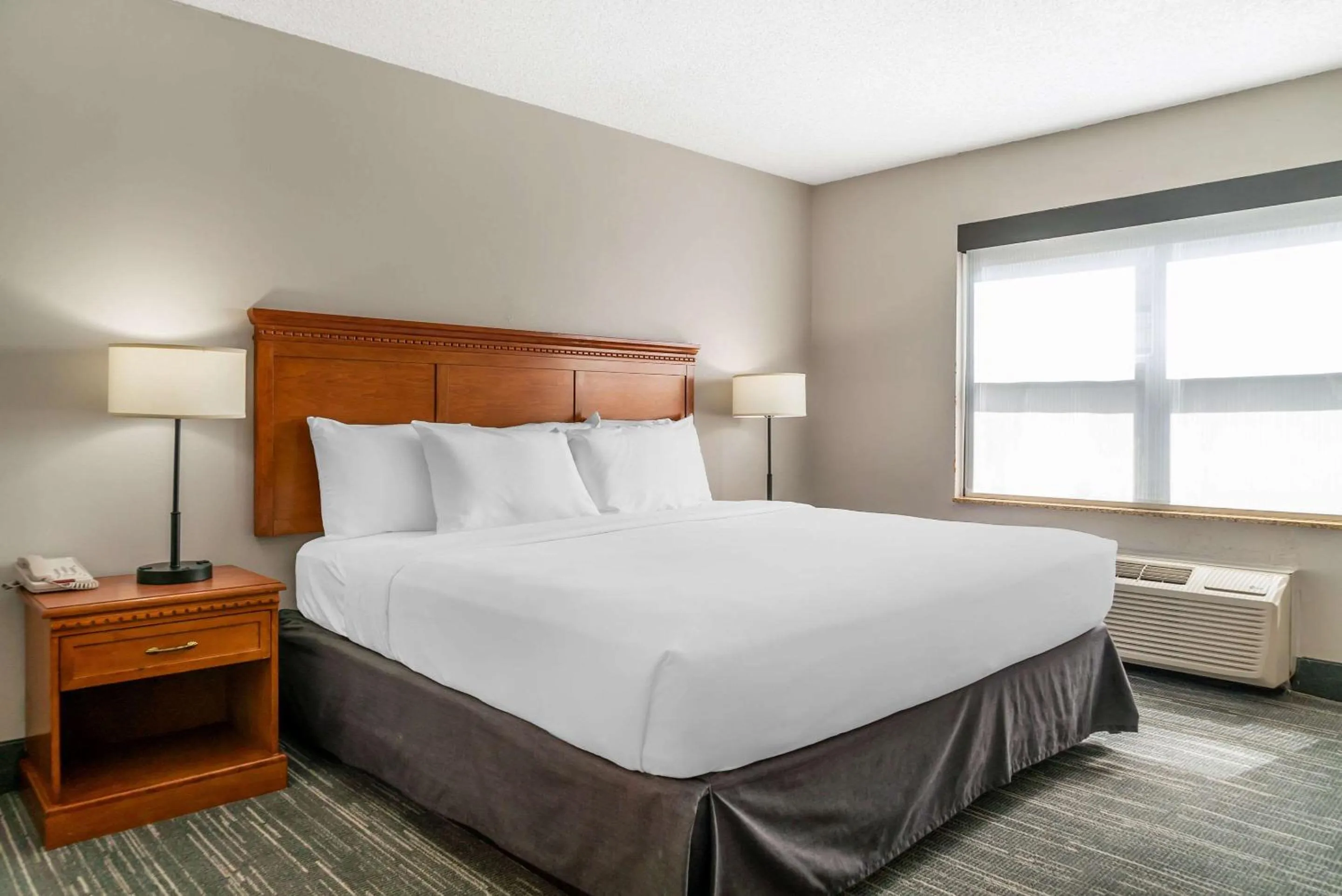 Bedroom, Bed in Country Inn & Suites by Radisson, Rossford - Toledo South