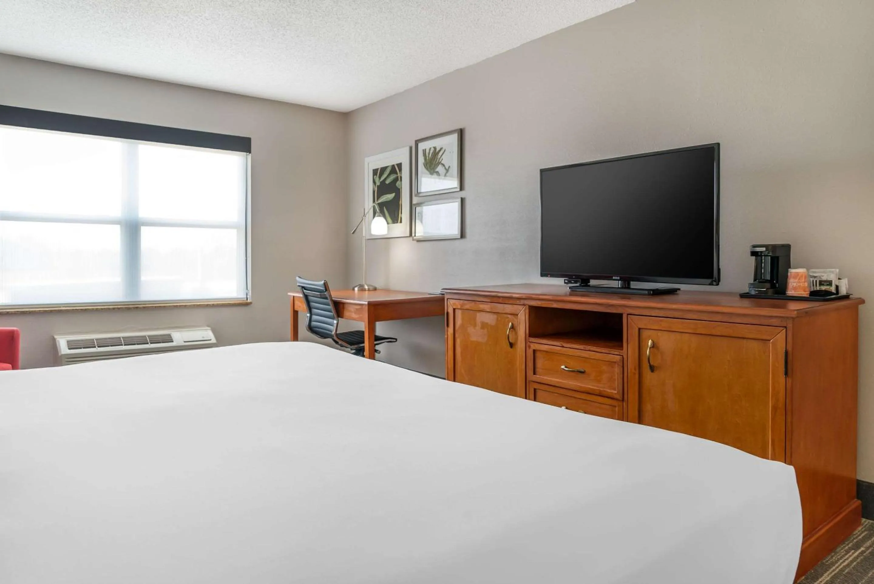 Bedroom, Bed in Country Inn & Suites by Radisson, Rossford - Toledo South