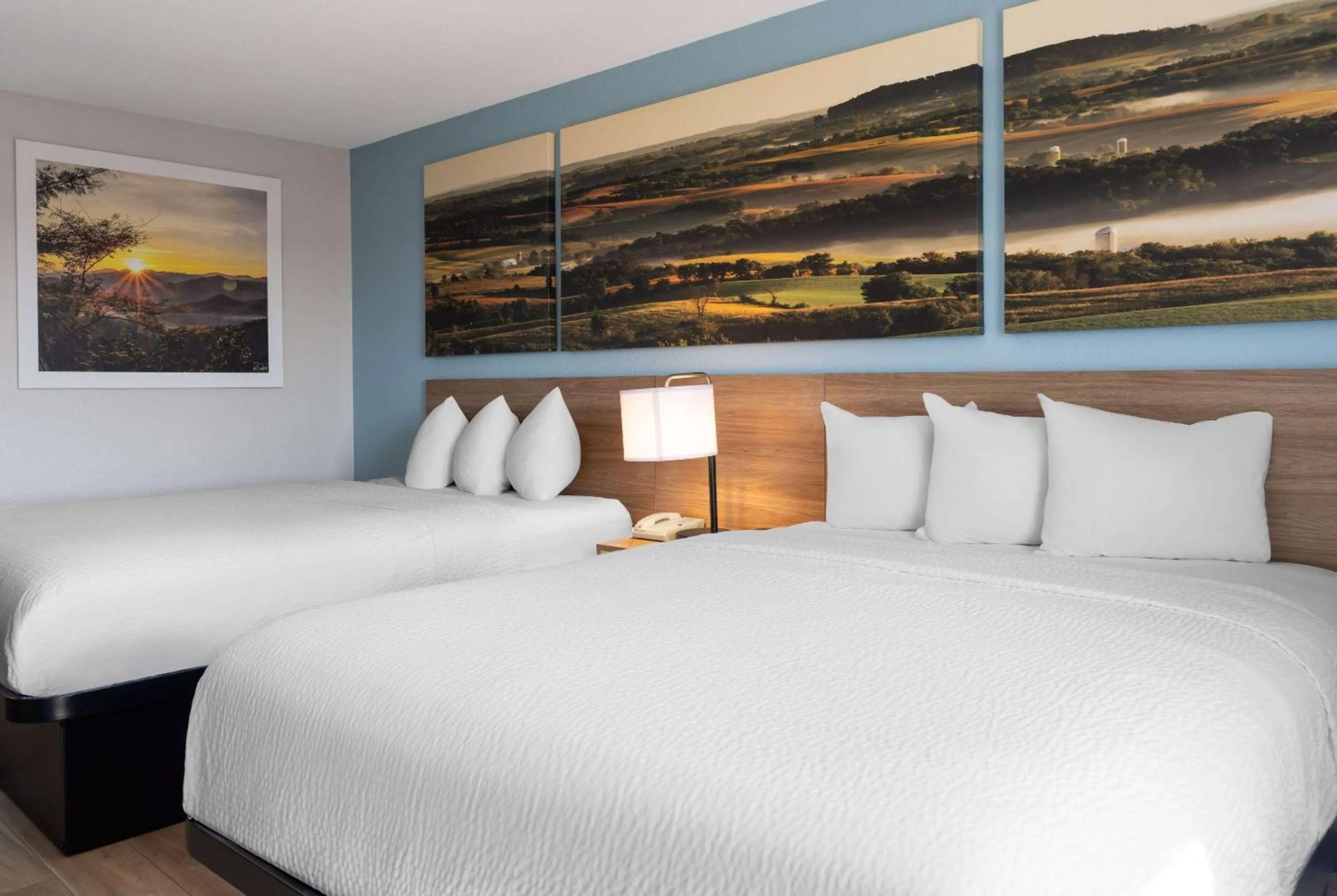 Photo of the whole room, Bed in Days Inn by Wyndham Neenah
