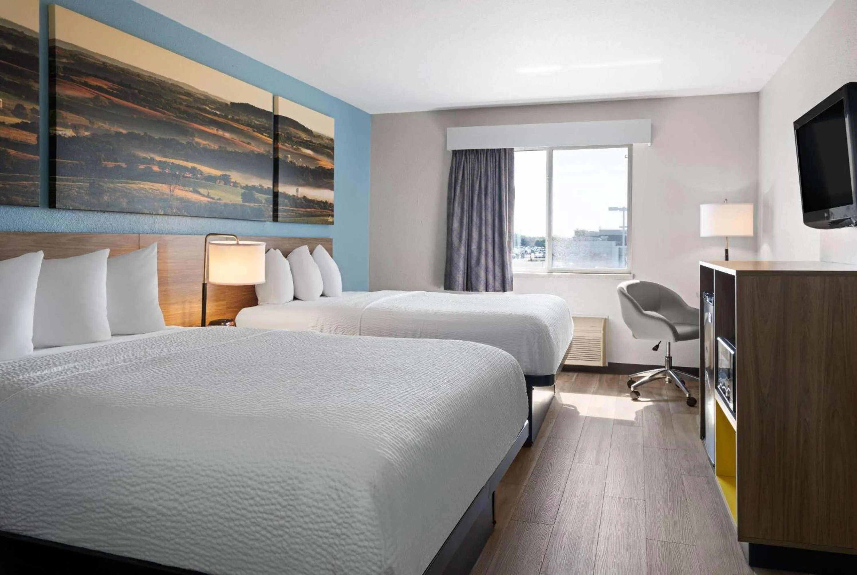 Photo of the whole room, Bed in Days Inn by Wyndham Neenah