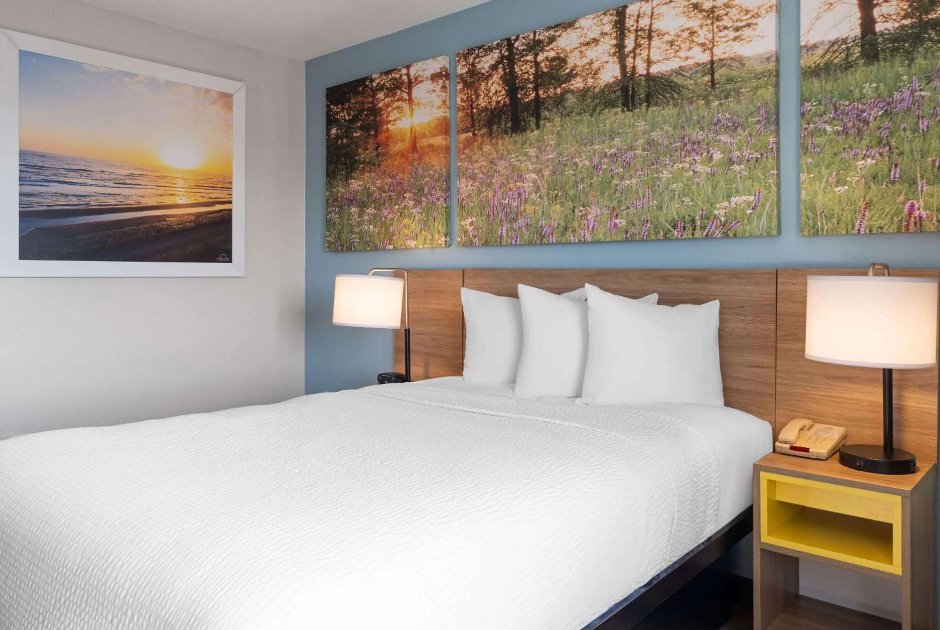 Photo of the whole room, Bed in Days Inn by Wyndham Neenah