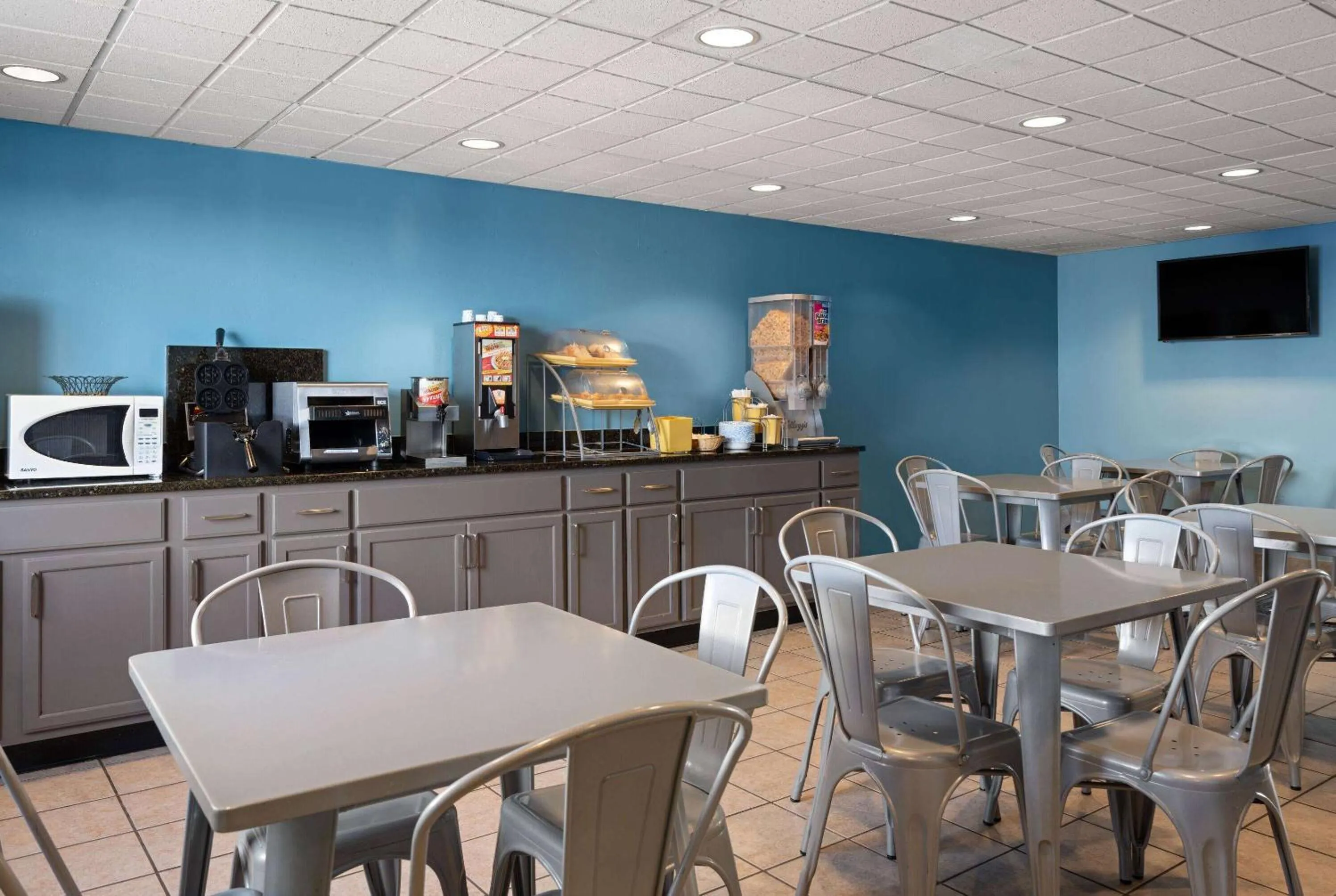 Breakfast in Days Inn by Wyndham Neenah