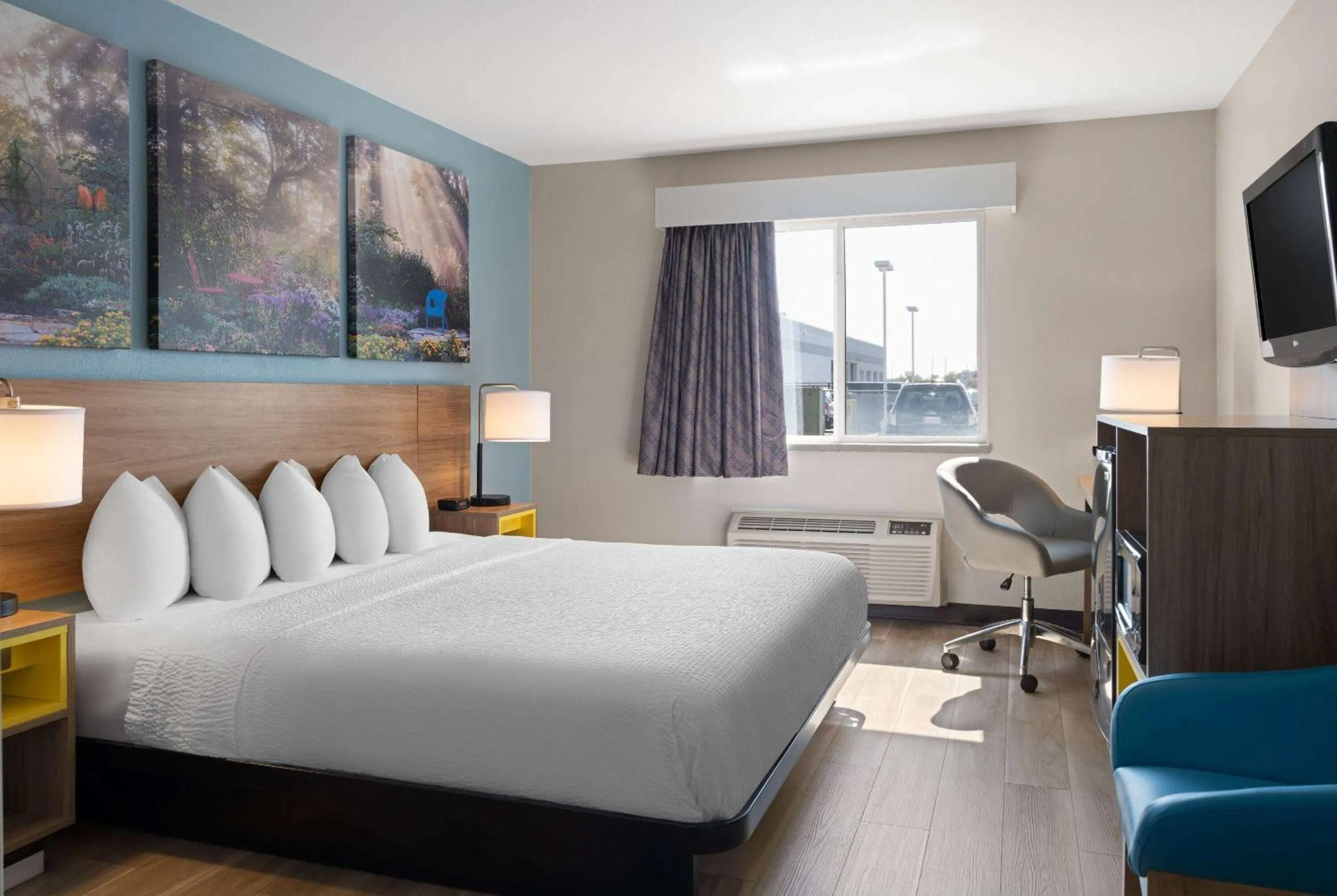 Photo of the whole room, Bed in Days Inn by Wyndham Neenah