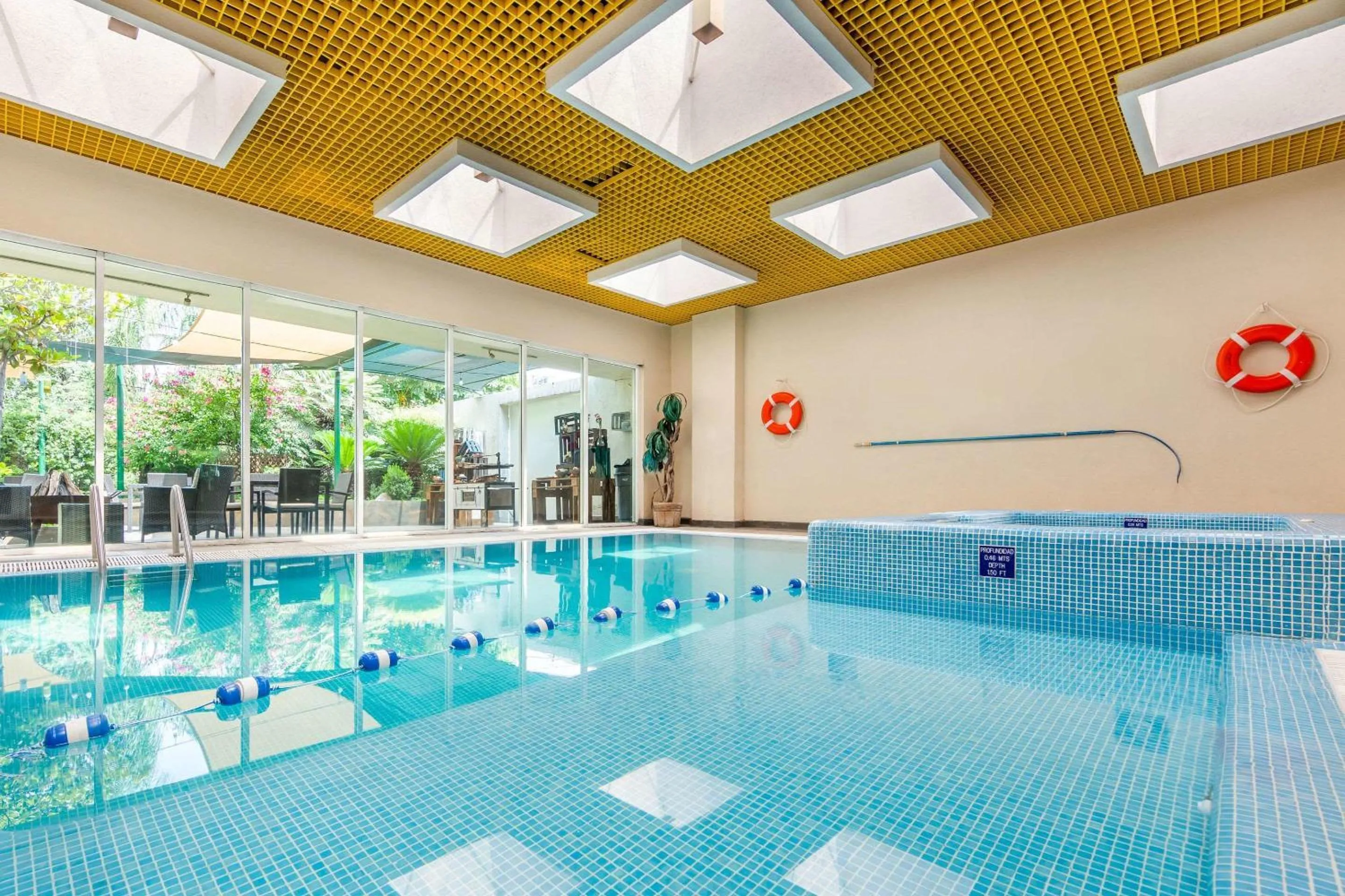 Swimming pool in Quality Inn Monterrey La Fe